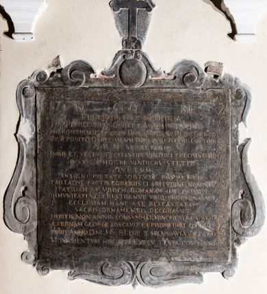 Zdjęcie nr 1: Epitafium w kształcie zbliżonym do kwadratu, ujęte z każdej ze stron spływami wolutowymi, zwieńczone owalnym polem z godłem herbu Zadora i krzyżem na trzech kulach z ramionami zakończonymi trójlistnie. W polu obwiedzionymi bordiurą z rytą wicią roślinną inskrypcja „D(EO) O(PTIMO) M(AXIMO) / PERENNIS HAEC MEMORIA / PERILLVSTRI OLIM ET AD(MODU)M R(EVERE)NDO D(OMI)NO / HIERONYMO DE BRZEZIE RVSOCKI CRAC(OVIENSI) PLOC(ENSI) CAN(ONI)CO / PRAEPOSITO OSVECIMENSI THESAVRI REGII CVSTODI / S(ACRAE) R(EGIAE) M(AIESTATIS) SECRETARIO / IVRIS ET STATVS ECCL[ES]IASTICI VINDICI ZELOSISSIMO / IVSTIS A MORTE VINDICIIS STETIT / QVI CVM / INSIGNI PIETATE VIRTVTE PRVDENTIA / PARTAQVE FACTIS EGREGIIS CLARITVDINE NOMINIS / PATRIAM ET VRBEM ROMANAM IMPLEVISSET / IMMVNITATES CLERI STRENVE VBIQVE PROPVGNASSET / ECCLESIAM HANC A SE RESTAVRATAM / SACRIS ORNAMENTIS DECORASSET / MERITIS NON ANNIS CONSVMMAT(US) MINORI VITAE SPATIO / AETERNAM GLORIAE ABSOLVIT ET PROMERVIT CORONAM / OBIIT ANNO D[OMI]NI 16.81. DIE 3 MENS[IS] AVGVS[TI] AETATIS 57 / MONUMENTUM HOC ILLI EXECV(TORES) TESTA[MENTI] POSVERVNT”.