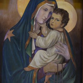 Zdjęcie nr 1: Obraz uzyskał kształt stojącego prostokąta. W centrum kompozycji na jasnobrązowym tle przedstawiono Matkę Boską z Dzieciątkiem ukazaną w półpostaci i ujętą w trzech czwartych w prawo. Maria z pochylona głową została ukazana jako młoda kobieta o delikatnych rysach twarzy, trzymająca na lewym ręku Dzieciątko, którego plecy podpiera lewą dłonią. Przez prawą dłoń ma przerzucony ciemny szkaplerz z monogramem Maryjnym. Jej pociągłą twarz charakteryzuje wydatny nos, usta i podbródek. Ubrana jest w niebieski lamowany złotą taśmą maforion, dekorowany na ramieniu gwiazdą, spod którego widoczny jest fragment białej chusty na głowie i części brązowej sukni. Mały Jezus został ukazany w profilu z głową ujętą w trzech czwartych w lewo. Prawą ręką trzyma się za podbródek matki, lewą zaś ma skierowaną w stronę jej szyi. Jezus ma pucułowatą twarz o jasnej karnacji, niebieskie oczy, prosty nos i wydatne usta. Jego głowę otaczają kręcące się brązowe włosy. Dzieciątko ubrane jest w długą, białą tunikę. Głowy obu postaci otaczają żółte nimby. Dodatkowo na nimbie Marii namalowano dwanaście gwiazdek.