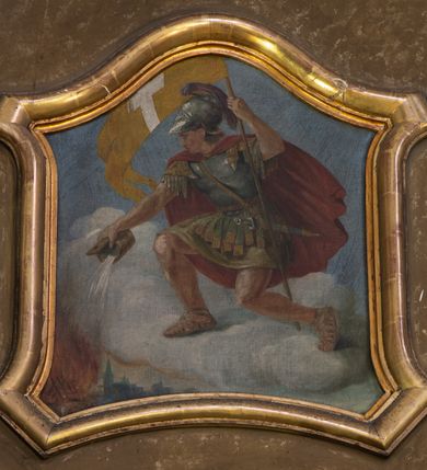 Zdjęcie nr 3: Jednokondygnacyjny, jednoosiowy ołtarz przyścienny ze zwieńczeniem uzyskał strukturę architektoniczną. Stipes ołtarzowy wykonano w formie wklęsło-wypukłego sarkofagu, zwężającego się ku dołowi, ujętego akantowymi wolutami. Na jego licu w centrum umieszczono płaskorzeźbiony medalion z monogramem maryjnym, ujęty symetryczną dekoracją roślinną, utworzoną z wici akantu oraz kwiatów. Retabulum zostało ustawione na wysokim, dwudzielnym cokole. Cokół zwieńczony profilowanym gzymsem udekorowano płycinami, które w wyższej kondygnacji wypełnione zostały dekoracją akantową. Nastawa po bokach ujęta została zdwojonymi kolumnami, umieszczonymi na prostopadłościennych postumentach z  symetryczną dekoracją utworzoną z akantu i kwiatów. Kapitele kolumn są kompozytowe, zaś trzony do jednej trzeciej wysokości zdobione zostały kanelurami. Kolumny podtrzymują odcinki pełnego belkowania, na których umieszczone są odcinki przerwanego przyczółka z umieszczonymi na nich figurami aniołów. Zwieńczenie ma formę zbliżoną do prostokąta zamkniętego od góry antytetycznie ustawionymi wolutami. Pomiędzy nimi na osi umieszczono na tle glorii promienistej złocony krzyż o trójlistnie zakończonych ramionach. W polu ołtarza usytuowano płycinę zamkniętą łukiem nadwieszonym z obrazem Matki Boskiej Szkaplerznej z Dzieciątkiem. Ponad obrazem znalazły się dwie rzeźbione figury aniołów podtrzymujących koronę oraz złoconą banderole z napisem: "ZDROWAŚ  MARIO". W zwieńczeniu umieszczono obraz św. Floriana w kształcie stojącego prostokąta o wklęsłych bokach, ściętych narożach i zamkniętego łukiem wklęsło-wypukłym. Struktura ołtarza została polichromowana w odcieniach brązu i czerni, natomiast ornamentykę i detale architektoniczne wyzłocono.