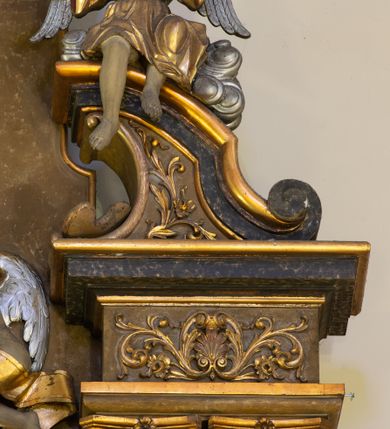 Zdjęcie nr 6: Jednokondygnacyjny, jednoosiowy ołtarz przyścienny ze zwieńczeniem uzyskał strukturę architektoniczną. Stipes ołtarzowy wykonano w formie wklęsło-wypukłego sarkofagu, zwężającego się ku dołowi, ujętego akantowymi wolutami. Na jego licu w centrum umieszczono płaskorzeźbiony medalion z monogramem maryjnym, ujęty symetryczną dekoracją roślinną, utworzoną z wici akantu oraz kwiatów. Retabulum zostało ustawione na wysokim, dwudzielnym cokole. Cokół zwieńczony profilowanym gzymsem udekorowano płycinami, które w wyższej kondygnacji wypełnione zostały dekoracją akantową. Nastawa po bokach ujęta została zdwojonymi kolumnami, umieszczonymi na prostopadłościennych postumentach z  symetryczną dekoracją utworzoną z akantu i kwiatów. Kapitele kolumn są kompozytowe, zaś trzony do jednej trzeciej wysokości zdobione zostały kanelurami. Kolumny podtrzymują odcinki pełnego belkowania, na których umieszczone są odcinki przerwanego przyczółka z umieszczonymi na nich figurami aniołów. Zwieńczenie ma formę zbliżoną do prostokąta zamkniętego od góry antytetycznie ustawionymi wolutami. Pomiędzy nimi na osi umieszczono na tle glorii promienistej złocony krzyż o trójlistnie zakończonych ramionach. W polu ołtarza usytuowano płycinę zamkniętą łukiem nadwieszonym z obrazem Matki Boskiej Szkaplerznej z Dzieciątkiem. Ponad obrazem znalazły się dwie rzeźbione figury aniołów podtrzymujących koronę oraz złoconą banderole z napisem: "ZDROWAŚ  MARIO". W zwieńczeniu umieszczono obraz św. Floriana w kształcie stojącego prostokąta o wklęsłych bokach, ściętych narożach i zamkniętego łukiem wklęsło-wypukłym. Struktura ołtarza została polichromowana w odcieniach brązu i czerni, natomiast ornamentykę i detale architektoniczne wyzłocono.