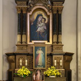 Zdjęcie nr 1: Jednokondygnacyjny, jednoosiowy ołtarz przyścienny ze zwieńczeniem uzyskał strukturę architektoniczną. Stipes ołtarzowy wykonano w formie wklęsło-wypukłego sarkofagu, zwężającego się ku dołowi, ujętego akantowymi wolutami. Na jego licu w centrum umieszczono płaskorzeźbiony medalion z monogramem maryjnym, ujęty symetryczną dekoracją roślinną, utworzoną z wici akantu oraz kwiatów. Retabulum zostało ustawione na wysokim, dwudzielnym cokole. Cokół zwieńczony profilowanym gzymsem udekorowano płycinami, które w wyższej kondygnacji wypełnione zostały dekoracją akantową. Nastawa po bokach ujęta została zdwojonymi kolumnami, umieszczonymi na prostopadłościennych postumentach z  symetryczną dekoracją utworzoną z akantu i kwiatów. Kapitele kolumn są kompozytowe, zaś trzony do jednej trzeciej wysokości zdobione zostały kanelurami. Kolumny podtrzymują odcinki pełnego belkowania, na których umieszczone są odcinki przerwanego przyczółka z umieszczonymi na nich figurami aniołów. Zwieńczenie ma formę zbliżoną do prostokąta zamkniętego od góry antytetycznie ustawionymi wolutami. Pomiędzy nimi na osi umieszczono na tle glorii promienistej złocony krzyż o trójlistnie zakończonych ramionach. W polu ołtarza usytuowano płycinę zamkniętą łukiem nadwieszonym z obrazem Matki Boskiej Szkaplerznej z Dzieciątkiem. Ponad obrazem znalazły się dwie rzeźbione figury aniołów podtrzymujących koronę oraz złoconą banderole z napisem: "ZDROWAŚ  MARIO". W zwieńczeniu umieszczono obraz św. Floriana w kształcie stojącego prostokąta o wklęsłych bokach, ściętych narożach i zamkniętego łukiem wklęsło-wypukłym. Struktura ołtarza została polichromowana w odcieniach brązu i czerni, natomiast ornamentykę i detale architektoniczne wyzłocono.