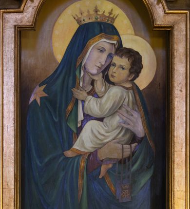 Zdjęcie nr 2: Jednokondygnacyjny, jednoosiowy ołtarz przyścienny ze zwieńczeniem uzyskał strukturę architektoniczną. Stipes ołtarzowy wykonano w formie wklęsło-wypukłego sarkofagu, zwężającego się ku dołowi, ujętego akantowymi wolutami. Na jego licu w centrum umieszczono płaskorzeźbiony medalion z monogramem maryjnym, ujęty symetryczną dekoracją roślinną, utworzoną z wici akantu oraz kwiatów. Retabulum zostało ustawione na wysokim, dwudzielnym cokole. Cokół zwieńczony profilowanym gzymsem udekorowano płycinami, które w wyższej kondygnacji wypełnione zostały dekoracją akantową. Nastawa po bokach ujęta została zdwojonymi kolumnami, umieszczonymi na prostopadłościennych postumentach z  symetryczną dekoracją utworzoną z akantu i kwiatów. Kapitele kolumn są kompozytowe, zaś trzony do jednej trzeciej wysokości zdobione zostały kanelurami. Kolumny podtrzymują odcinki pełnego belkowania, na których umieszczone są odcinki przerwanego przyczółka z umieszczonymi na nich figurami aniołów. Zwieńczenie ma formę zbliżoną do prostokąta zamkniętego od góry antytetycznie ustawionymi wolutami. Pomiędzy nimi na osi umieszczono na tle glorii promienistej złocony krzyż o trójlistnie zakończonych ramionach. W polu ołtarza usytuowano płycinę zamkniętą łukiem nadwieszonym z obrazem Matki Boskiej Szkaplerznej z Dzieciątkiem. Ponad obrazem znalazły się dwie rzeźbione figury aniołów podtrzymujących koronę oraz złoconą banderole z napisem: "ZDROWAŚ  MARIO". W zwieńczeniu umieszczono obraz św. Floriana w kształcie stojącego prostokąta o wklęsłych bokach, ściętych narożach i zamkniętego łukiem wklęsło-wypukłym. Struktura ołtarza została polichromowana w odcieniach brązu i czerni, natomiast ornamentykę i detale architektoniczne wyzłocono.