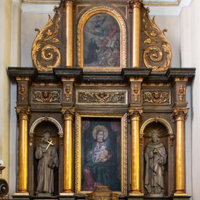 Zdjęcie nr 1: Dwukondygnacyjny, trójosiowy ołtarz przyścienny ze zwieńczeniem uzyskał strukturę architektoniczną. Stipes ołtarzowy wykonano w formie stołu z mensą wspartą na dwóch parach filarów z kanelurą zwężających się ku dołowi,  ustawionych na postumentach z przodu i z tyłu. Pomiędzy tylnią parą wprowadzono płycinę w kształcie leżącego prostokąta. W jej pole wpisano płaskorzeźbiony krzyż równoramienny w czteroliściu obramieniony profilowanymi ramkami. Nastawę ołtarza umieszczona na wysokim cokole, zwieńczonym profilowanym gzymsem. Na osi na mensie ustawiono architektoniczne tabernakulum, ujęte ustawionymi ukośnie kolumienkami, dźwigającymi odcinki pełnego belkowania, zwieńczone daszkiem w kształcie ściętego ostrosłupa z tronem wystawienia. Na drzwiczkach namalowano kielich z hostią w złoconej płycinie. Powyżej drzwiczek ukazano płaskorzeźbioną, uskrzydloną główkę aniołka. Nastawa została artykułowana kompozytowymi kolumnami o gładkich, złoconych trzonach, ustawionymi na występujących przed lico ołtarza prostopadłościennych postumentach, dekorowanych  płaskorzeźbionymi festonami. Kolumny dolnej kondygnacji podtrzymują pełne belkowanie z rozbudowanym fryzem, dekorowanym płycinami, wypełnionymi wicią akantową, kwiatami oraz uskrzydlonymi główkami anielskimi. Belkowanie wieńczy rozbudowany, silnie wystający, profilowany gzyms. Także kondygnację drugą ujęto parą kolumn analogicznych jak w kondygnacji pierwszej, a po bokach zamknięto ją akantowymi spływami wolutowymi. Kolumny podtrzymują pełne belkowanie z fryzem dekorowanym kartuszami, rozetą, kwiatami oraz profilowany gzyms. Zwieńczenie retabulum wykonano w formie przerwanego przyczółka o linii łuku odcinkowego z umieszczonym na osi złoconym krzyżem na tle glorii promienistej. W kondygnacji pierwszej w osi środkowej znalazła się prostokątna płycina mieszcząca obraz Matki Boskiej z Dzieciątkiem. W osiach skrajnych usytuowano zamknięte półkoliście nisze, dekorowane muszlą palmetową, mieszczące pełnoplastyczne figury. Z lewej ustawiono rzeźbę św. Franciszka, a z prawej św. Dominika. Także w kondygnacji drugiej umieszczono na osi płycinę w kształcie stojącego prostokąta zamkniętą półkoliście, w której zainstalowano obraz przedstawiający wizję św. Franciszka. Ołtarz został polichromowany w odcieniach brązu, natomiast ornamentykę i detale architektoniczne pozłocono.