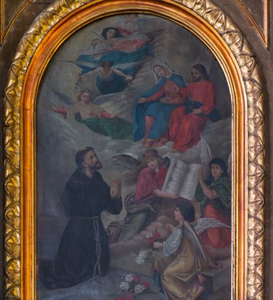 Zdjęcie nr 3: Dwukondygnacyjny, trójosiowy ołtarz przyścienny ze zwieńczeniem uzyskał strukturę architektoniczną. Stipes ołtarzowy wykonano w formie stołu z mensą wspartą na dwóch parach filarów z kanelurą zwężających się ku dołowi,  ustawionych na postumentach z przodu i z tyłu. Pomiędzy tylnią parą wprowadzono płycinę w kształcie leżącego prostokąta. W jej pole wpisano płaskorzeźbiony krzyż równoramienny w czteroliściu obramieniony profilowanymi ramkami. Nastawę ołtarza umieszczona na wysokim cokole, zwieńczonym profilowanym gzymsem. Na osi na mensie ustawiono architektoniczne tabernakulum, ujęte ustawionymi ukośnie kolumienkami, dźwigającymi odcinki pełnego belkowania, zwieńczone daszkiem w kształcie ściętego ostrosłupa z tronem wystawienia. Na drzwiczkach namalowano kielich z hostią w złoconej płycinie. Powyżej drzwiczek ukazano płaskorzeźbioną, uskrzydloną główkę aniołka. Nastawa została artykułowana kompozytowymi kolumnami o gładkich, złoconych trzonach, ustawionymi na występujących przed lico ołtarza prostopadłościennych postumentach, dekorowanych  płaskorzeźbionymi festonami. Kolumny dolnej kondygnacji podtrzymują pełne belkowanie z rozbudowanym fryzem, dekorowanym płycinami, wypełnionymi wicią akantową, kwiatami oraz uskrzydlonymi główkami anielskimi. Belkowanie wieńczy rozbudowany, silnie wystający, profilowany gzyms. Także kondygnację drugą ujęto parą kolumn analogicznych jak w kondygnacji pierwszej, a po bokach zamknięto ją akantowymi spływami wolutowymi. Kolumny podtrzymują pełne belkowanie z fryzem dekorowanym kartuszami, rozetą, kwiatami oraz profilowany gzyms. Zwieńczenie retabulum wykonano w formie przerwanego przyczółka o linii łuku odcinkowego z umieszczonym na osi złoconym krzyżem na tle glorii promienistej. W kondygnacji pierwszej w osi środkowej znalazła się prostokątna płycina mieszcząca obraz Matki Boskiej z Dzieciątkiem. W osiach skrajnych usytuowano zamknięte półkoliście nisze, dekorowane muszlą palmetową, mieszczące pełnoplastyczne figury. Z lewej ustawiono rzeźbę św. Franciszka, a z prawej św. Dominika. Także w kondygnacji drugiej umieszczono na osi płycinę w kształcie stojącego prostokąta zamkniętą półkoliście, w której zainstalowano obraz przedstawiający wizję św. Franciszka. Ołtarz został polichromowany w odcieniach brązu, natomiast ornamentykę i detale architektoniczne pozłocono.