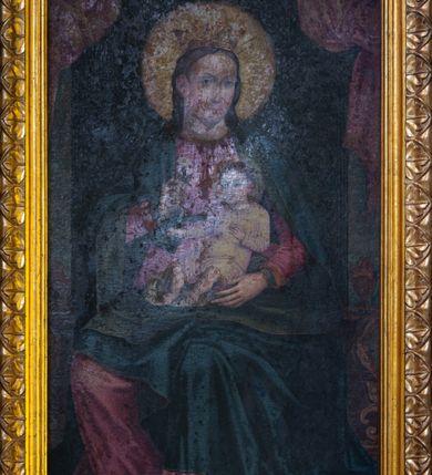 Zdjęcie nr 2: Dwukondygnacyjny, trójosiowy ołtarz przyścienny ze zwieńczeniem uzyskał strukturę architektoniczną. Stipes ołtarzowy wykonano w formie stołu z mensą wspartą na dwóch parach filarów z kanelurą zwężających się ku dołowi,  ustawionych na postumentach z przodu i z tyłu. Pomiędzy tylnią parą wprowadzono płycinę w kształcie leżącego prostokąta. W jej pole wpisano płaskorzeźbiony krzyż równoramienny w czteroliściu obramieniony profilowanymi ramkami. Nastawę ołtarza umieszczona na wysokim cokole, zwieńczonym profilowanym gzymsem. Na osi na mensie ustawiono architektoniczne tabernakulum, ujęte ustawionymi ukośnie kolumienkami, dźwigającymi odcinki pełnego belkowania, zwieńczone daszkiem w kształcie ściętego ostrosłupa z tronem wystawienia. Na drzwiczkach namalowano kielich z hostią w złoconej płycinie. Powyżej drzwiczek ukazano płaskorzeźbioną, uskrzydloną główkę aniołka. Nastawa została artykułowana kompozytowymi kolumnami o gładkich, złoconych trzonach, ustawionymi na występujących przed lico ołtarza prostopadłościennych postumentach, dekorowanych  płaskorzeźbionymi festonami. Kolumny dolnej kondygnacji podtrzymują pełne belkowanie z rozbudowanym fryzem, dekorowanym płycinami, wypełnionymi wicią akantową, kwiatami oraz uskrzydlonymi główkami anielskimi. Belkowanie wieńczy rozbudowany, silnie wystający, profilowany gzyms. Także kondygnację drugą ujęto parą kolumn analogicznych jak w kondygnacji pierwszej, a po bokach zamknięto ją akantowymi spływami wolutowymi. Kolumny podtrzymują pełne belkowanie z fryzem dekorowanym kartuszami, rozetą, kwiatami oraz profilowany gzyms. Zwieńczenie retabulum wykonano w formie przerwanego przyczółka o linii łuku odcinkowego z umieszczonym na osi złoconym krzyżem na tle glorii promienistej. W kondygnacji pierwszej w osi środkowej znalazła się prostokątna płycina mieszcząca obraz Matki Boskiej z Dzieciątkiem. W osiach skrajnych usytuowano zamknięte półkoliście nisze, dekorowane muszlą palmetową, mieszczące pełnoplastyczne figury. Z lewej ustawiono rzeźbę św. Franciszka, a z prawej św. Dominika. Także w kondygnacji drugiej umieszczono na osi płycinę w kształcie stojącego prostokąta zamkniętą półkoliście, w której zainstalowano obraz przedstawiający wizję św. Franciszka. Ołtarz został polichromowany w odcieniach brązu, natomiast ornamentykę i detale architektoniczne pozłocono.