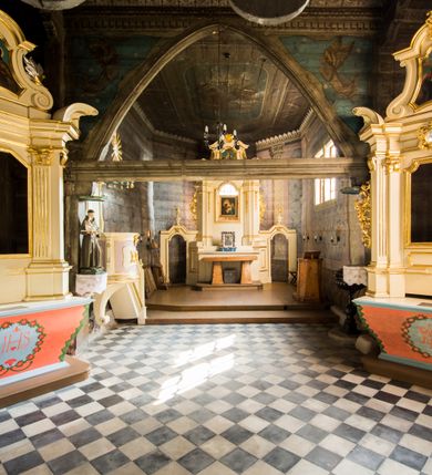 Zdjęcie nr 4: Kościół stanowi orientowaną, drewnianą świątynie wzniesioną na zrąb w układzie salowym z nawą na rzucie zbliżonym do kwadratu. Od wschody do nawy przylega węższe, prostokątne prezbiterium zamknięte trójbocznie. Od północy do prezbiterium dostawiono drewnianą zakrystię połączoną za pomocą portalu z prezbiterium kościoła. Do nawy od zachodu dostawiono czworoboczną wieżę o pochyłych ścianach, wzniesioną w konstrukcji słupowej. Wieńczy ją nadwieszona, czworoboczna izbica z ostrosłupowym, gontowym hełmem z krzyżem. W przyziemiach wieży urządzono kruchtę połączoną z nawą świątyni. Od północy, wschodu i południa kościół otaczają otwarte soboty, szalowane przy wieży. Elewacje zewnętrze zostały oszalowane lub też pokryte gontem. W nawie i prezbiterium przepruto okna parzyste, czworoboczne. Całość nakrywa dach gontowy o jednej kalenicy. Nad nawą w części wschodniej nadwieszono wieloboczną sygnaturkę w formie latarni z baniastym hełmem. Wnętrze nakryto stropami, dodatków w nawie z zaskrzynieniami. Pomiędzy prezbiterium, a nawą rozpięta jest ostrołukowa tęcza z fazowaną belką zawieszoną na kroksztynach z ustawionym na osi krucyfiksem. W zachodniej części nawy urządzono chór muzyczny o drewnianym, pełnym parapecie wklęsło-wypukłym z lambrekinem, wspartym na dwóch żłobkowanych kolumnach. Odrzwia południowe prowadzące do nawy ujęto w portal wycięty w ośli grzbiet. W prezbiterium ustawiono ołtarz główny, a w nawie dwa ołtarze boczne. 