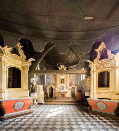 Zdjęcie nr 16: Kościół stanowi orientowaną, drewnianą świątynie wzniesioną na zrąb w układzie salowym z nawą na rzucie zbliżonym do kwadratu. Od wschody do nawy przylega węższe, prostokątne prezbiterium zamknięte trójbocznie. Od północy do prezbiterium dostawiono drewnianą zakrystię połączoną za pomocą portalu z prezbiterium kościoła. Do nawy od zachodu dostawiono czworoboczną wieżę o pochyłych ścianach, wzniesioną w konstrukcji słupowej. Wieńczy ją nadwieszona, czworoboczna izbica z ostrosłupowym, gontowym hełmem z krzyżem. W przyziemiach wieży urządzono kruchtę połączoną z nawą świątyni. Od północy, wschodu i południa kościół otaczają otwarte soboty, szalowane przy wieży. Elewacje zewnętrze zostały oszalowane lub też pokryte gontem. W nawie i prezbiterium przepruto okna parzyste, czworoboczne. Całość nakrywa dach gontowy o jednej kalenicy. Nad nawą w części wschodniej nadwieszono wieloboczną sygnaturkę w formie latarni z baniastym hełmem. Wnętrze nakryto stropami, dodatków w nawie z zaskrzynieniami. Pomiędzy prezbiterium, a nawą rozpięta jest ostrołukowa tęcza z fazowaną belką zawieszoną na kroksztynach z ustawionym na osi krucyfiksem. W zachodniej części nawy urządzono chór muzyczny o drewnianym, pełnym parapecie wklęsło-wypukłym z lambrekinem, wspartym na dwóch żłobkowanych kolumnach. Odrzwia południowe prowadzące do nawy ujęto w portal wycięty w ośli grzbiet. W prezbiterium ustawiono ołtarz główny, a w nawie dwa ołtarze boczne. 