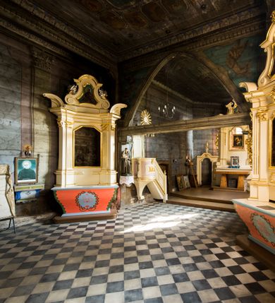 Zdjęcie nr 3: Kościół stanowi orientowaną, drewnianą świątynie wzniesioną na zrąb w układzie salowym z nawą na rzucie zbliżonym do kwadratu. Od wschody do nawy przylega węższe, prostokątne prezbiterium zamknięte trójbocznie. Od północy do prezbiterium dostawiono drewnianą zakrystię połączoną za pomocą portalu z prezbiterium kościoła. Do nawy od zachodu dostawiono czworoboczną wieżę o pochyłych ścianach, wzniesioną w konstrukcji słupowej. Wieńczy ją nadwieszona, czworoboczna izbica z ostrosłupowym, gontowym hełmem z krzyżem. W przyziemiach wieży urządzono kruchtę połączoną z nawą świątyni. Od północy, wschodu i południa kościół otaczają otwarte soboty, szalowane przy wieży. Elewacje zewnętrze zostały oszalowane lub też pokryte gontem. W nawie i prezbiterium przepruto okna parzyste, czworoboczne. Całość nakrywa dach gontowy o jednej kalenicy. Nad nawą w części wschodniej nadwieszono wieloboczną sygnaturkę w formie latarni z baniastym hełmem. Wnętrze nakryto stropami, dodatków w nawie z zaskrzynieniami. Pomiędzy prezbiterium, a nawą rozpięta jest ostrołukowa tęcza z fazowaną belką zawieszoną na kroksztynach z ustawionym na osi krucyfiksem. W zachodniej części nawy urządzono chór muzyczny o drewnianym, pełnym parapecie wklęsło-wypukłym z lambrekinem, wspartym na dwóch żłobkowanych kolumnach. Odrzwia południowe prowadzące do nawy ujęto w portal wycięty w ośli grzbiet. W prezbiterium ustawiono ołtarz główny, a w nawie dwa ołtarze boczne. 