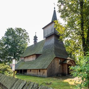 Zdjęcie nr 1: Kościół stanowi orientowaną, drewnianą świątynie wzniesioną na zrąb w układzie salowym z nawą na rzucie zbliżonym do kwadratu. Od wschody do nawy przylega węższe, prostokątne prezbiterium zamknięte trójbocznie. Od północy do prezbiterium dostawiono drewnianą zakrystię połączoną za pomocą portalu z prezbiterium kościoła. Do nawy od zachodu dostawiono czworoboczną wieżę o pochyłych ścianach, wzniesioną w konstrukcji słupowej. Wieńczy ją nadwieszona, czworoboczna izbica z ostrosłupowym, gontowym hełmem z krzyżem. W przyziemiach wieży urządzono kruchtę połączoną z nawą świątyni. Od północy, wschodu i południa kościół otaczają otwarte soboty, szalowane przy wieży. Elewacje zewnętrze zostały oszalowane lub też pokryte gontem. W nawie i prezbiterium przepruto okna parzyste, czworoboczne. Całość nakrywa dach gontowy o jednej kalenicy. Nad nawą w części wschodniej nadwieszono wieloboczną sygnaturkę w formie latarni z baniastym hełmem. Wnętrze nakryto stropami, dodatków w nawie z zaskrzynieniami. Pomiędzy prezbiterium, a nawą rozpięta jest ostrołukowa tęcza z fazowaną belką zawieszoną na kroksztynach z ustawionym na osi krucyfiksem. W zachodniej części nawy urządzono chór muzyczny o drewnianym, pełnym parapecie wklęsło-wypukłym z lambrekinem, wspartym na dwóch żłobkowanych kolumnach. Odrzwia południowe prowadzące do nawy ujęto w portal wycięty w ośli grzbiet. W prezbiterium ustawiono ołtarz główny, a w nawie dwa ołtarze boczne. 