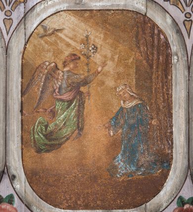 Zdjęcie nr 3: Dekoracją malarską pokryto fasety, stropy w nawie i prezbiterium, a także ich ściany oraz przestrzeń przedsionka pod wieżą. Ściany prezbiterium, nawy i przedsionka artykułowano za pomocą malowanych pilastrów o korynckich głowicach ustawionych na wysokich postumentach, podtrzymujących belkowanie. Pomiędzy pilastrami wprowadzono malowane czworoboczne płyciny o wklęsłych narożach z polem pokrytym marmoryzacją. Wąską fasetę podstropową ozdobiono fryzem z rytmicznie powtarzającym się motywem liścia palmetowego. Strop w prezbiterium i nawie uzyskał architektoniczne obramienie sceny centralnej ujętej w prostokątne pole o zaokrąglonych narożach, utworzone z iluzjonistycznie malowanych listew i zawieszonych pomiędzy nimi girland liściastych. W prezbiterium wyobrażono Trójcę Świętą, a w nawie Koronację Marii obwiedzioną tajemnicami różańcowymi w medalionach. Trójcę Świętą ukazano na obłokach na niebieskim tle. Majestatyczny Bóg Ojciec został ukazany w trzech czwartych w lewo jako siwobrody starzec o bujnych siwych włosach. W prawej ręce trzyma złote berło, lewą zaś odsuwa do siebie. Bóg Ojciec stopy wspiera o niebieski glob wyłaniający się z obłoków poniżej. Jego twarz charakteryzuje jasna karnacja, szeroko otwarte oczy, wydatny nos i usta. Głowę otacza długa, siwa broda i podobne włosy. Ubrany jest w mocno drapowaną białą tunikę i narzucony na nią rozwiany, złocisty płaszcz obszyty dekoracyjną bortą, spięty klamrą na lewym ramieniu. Obok Boga Ojca z lewej strony siedzi Chrystus, który obie, skrzyżowane nogi wspiera na globie. Zbawiciel prawą ręką podtrzymuje oparty o ramię drewniany krzyż, lewą zaś ma odsuniętą od siebie z gestem wskazującym na Ojca. Jezus został przedstawiony w trzech czwartych w prawo. Jest to dojrzały mężczyzna o pociągłej twarzy okolonej brązowymi, długimi włosami spływającymi na ramiona oraz brodą. Ma jasną karnację, prosty nos i wydatne usta. Nagi tors okrywa bladoszkarłatny płaszcz odsłaniający obie stopy Na dłoniach i stopach widoczne są rany po gwoździach. Głowę Jezusa okala świetlisty nimb. Powyżej obu postaci na tle rozjaśnionego nieba unosi się gołębica Ducha Świętego w promienistym otoku. Koronację Marii otoczoną przez owalne  medaliony ze scenami różańcowymi namalowano w polu dekoracyjnego, wydłużonego czworobocznego panneau o narożach utworzonych z roślinnego ornamentu powtórzonego symetrycznie na dłuższych bokach w środku. W centrum czworoboku o zaokrąglonych narożach obwiedzionych motywem różańca przedstawiono klęczącą na obłokach Marię przed koronującą ją Trójcą Świętą. Madonna jako młoda dziewczyna ujęta została w profilu w lewo. Lewą rękę ma przyłożoną do piersi, prawą zaś podaje synowi. Jej owalna twarz ma jasną karnację o wydatnym nosie i ustach. Głowę otaczają brązowe włosy spływające na plecy. Maria ubrana jest w lamowany złotą taśmą niebieski połaszcz oraz fragmentarycznie widoczną czerwoną suknię. Przed nią siedzi Chrystus, a za nim Bóg Ojciec. Pomiędzy nimi widać w jasnym otoku gołębicę Ducha Świętego. Jezus został ujęty w profilu w prawo. Prawą ręką unosi wraz Ojcem złotą koronę nad głową matki. Lewą zaś wspartą na kolanie trzyma jej prawą dłoń. Chrystus ma pociągłą twarz o jasnej karnacji i rumianych policzkach, wydatny nos i usta. Jego głowę otaczają długie brązowe włosy spływające na plecy oraz krótki zarost. Na głowie ma złoty diadem. Ubrany jest w niebieską tunikę i czerwony, mocno wywinięty płaszcz o jasnobeżowej podszewce. Spod tuniki widać fragmenty bosych stóp wspartych na obłokach. Obok Zbawiciela fragmentarycznie widać postać Boga Ojca ujętego frontalnie. Jest to starszy mężczyzna o siwym, obfitym zaroście i włosach. Ma wydatny nos i usta, a na głowie złoty diadem w formie mitry. Postacie ujmuje złocista, migdałowa mandorla utworzona z jasnego obramienia, na którym ukazano uskrzydlone główki serafinów. Dolną część mandorli spowijają obłoki. Całość ukazano na niebieskim tle usianym gwiazdami. Wokół centralnego przedstawienia rozmieszczono czternaście owalnych medalionów różańcowych. Ich narracja rozpoczyna się na osi ponad sceną z koronacją Marii. Idąc w lewo namalowano: Zwiastowanie Marii, Nawiedzenie św. Elżbiety, Boże Narodzenie, Ofiarowanie w świątyni, Znalezienie w świątyni, Modlitwa w Ogrójcu, Biczowanie, Cierniem ukoronowanie, Niesienie krzyża, Ukrzyżowanie, Zmartwychwstanie, Wniebowstąpienie, Zesłanie Ducha Świętego i Wniebowzięcie Marii. Pomiędzy medalionami namalowano czerwone róże.    