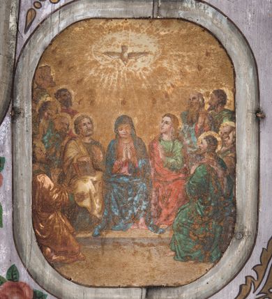 Zdjęcie nr 4: Dekoracją malarską pokryto fasety, stropy w nawie i prezbiterium, a także ich ściany oraz przestrzeń przedsionka pod wieżą. Ściany prezbiterium, nawy i przedsionka artykułowano za pomocą malowanych pilastrów o korynckich głowicach ustawionych na wysokich postumentach, podtrzymujących belkowanie. Pomiędzy pilastrami wprowadzono malowane czworoboczne płyciny o wklęsłych narożach z polem pokrytym marmoryzacją. Wąską fasetę podstropową ozdobiono fryzem z rytmicznie powtarzającym się motywem liścia palmetowego. Strop w prezbiterium i nawie uzyskał architektoniczne obramienie sceny centralnej ujętej w prostokątne pole o zaokrąglonych narożach, utworzone z iluzjonistycznie malowanych listew i zawieszonych pomiędzy nimi girland liściastych. W prezbiterium wyobrażono Trójcę Świętą, a w nawie Koronację Marii obwiedzioną tajemnicami różańcowymi w medalionach. Trójcę Świętą ukazano na obłokach na niebieskim tle. Majestatyczny Bóg Ojciec został ukazany w trzech czwartych w lewo jako siwobrody starzec o bujnych siwych włosach. W prawej ręce trzyma złote berło, lewą zaś odsuwa do siebie. Bóg Ojciec stopy wspiera o niebieski glob wyłaniający się z obłoków poniżej. Jego twarz charakteryzuje jasna karnacja, szeroko otwarte oczy, wydatny nos i usta. Głowę otacza długa, siwa broda i podobne włosy. Ubrany jest w mocno drapowaną białą tunikę i narzucony na nią rozwiany, złocisty płaszcz obszyty dekoracyjną bortą, spięty klamrą na lewym ramieniu. Obok Boga Ojca z lewej strony siedzi Chrystus, który obie, skrzyżowane nogi wspiera na globie. Zbawiciel prawą ręką podtrzymuje oparty o ramię drewniany krzyż, lewą zaś ma odsuniętą od siebie z gestem wskazującym na Ojca. Jezus został przedstawiony w trzech czwartych w prawo. Jest to dojrzały mężczyzna o pociągłej twarzy okolonej brązowymi, długimi włosami spływającymi na ramiona oraz brodą. Ma jasną karnację, prosty nos i wydatne usta. Nagi tors okrywa bladoszkarłatny płaszcz odsłaniający obie stopy Na dłoniach i stopach widoczne są rany po gwoździach. Głowę Jezusa okala świetlisty nimb. Powyżej obu postaci na tle rozjaśnionego nieba unosi się gołębica Ducha Świętego w promienistym otoku. Koronację Marii otoczoną przez owalne  medaliony ze scenami różańcowymi namalowano w polu dekoracyjnego, wydłużonego czworobocznego panneau o narożach utworzonych z roślinnego ornamentu powtórzonego symetrycznie na dłuższych bokach w środku. W centrum czworoboku o zaokrąglonych narożach obwiedzionych motywem różańca przedstawiono klęczącą na obłokach Marię przed koronującą ją Trójcą Świętą. Madonna jako młoda dziewczyna ujęta została w profilu w lewo. Lewą rękę ma przyłożoną do piersi, prawą zaś podaje synowi. Jej owalna twarz ma jasną karnację o wydatnym nosie i ustach. Głowę otaczają brązowe włosy spływające na plecy. Maria ubrana jest w lamowany złotą taśmą niebieski połaszcz oraz fragmentarycznie widoczną czerwoną suknię. Przed nią siedzi Chrystus, a za nim Bóg Ojciec. Pomiędzy nimi widać w jasnym otoku gołębicę Ducha Świętego. Jezus został ujęty w profilu w prawo. Prawą ręką unosi wraz Ojcem złotą koronę nad głową matki. Lewą zaś wspartą na kolanie trzyma jej prawą dłoń. Chrystus ma pociągłą twarz o jasnej karnacji i rumianych policzkach, wydatny nos i usta. Jego głowę otaczają długie brązowe włosy spływające na plecy oraz krótki zarost. Na głowie ma złoty diadem. Ubrany jest w niebieską tunikę i czerwony, mocno wywinięty płaszcz o jasnobeżowej podszewce. Spod tuniki widać fragmenty bosych stóp wspartych na obłokach. Obok Zbawiciela fragmentarycznie widać postać Boga Ojca ujętego frontalnie. Jest to starszy mężczyzna o siwym, obfitym zaroście i włosach. Ma wydatny nos i usta, a na głowie złoty diadem w formie mitry. Postacie ujmuje złocista, migdałowa mandorla utworzona z jasnego obramienia, na którym ukazano uskrzydlone główki serafinów. Dolną część mandorli spowijają obłoki. Całość ukazano na niebieskim tle usianym gwiazdami. Wokół centralnego przedstawienia rozmieszczono czternaście owalnych medalionów różańcowych. Ich narracja rozpoczyna się na osi ponad sceną z koronacją Marii. Idąc w lewo namalowano: Zwiastowanie Marii, Nawiedzenie św. Elżbiety, Boże Narodzenie, Ofiarowanie w świątyni, Znalezienie w świątyni, Modlitwa w Ogrójcu, Biczowanie, Cierniem ukoronowanie, Niesienie krzyża, Ukrzyżowanie, Zmartwychwstanie, Wniebowstąpienie, Zesłanie Ducha Świętego i Wniebowzięcie Marii. Pomiędzy medalionami namalowano czerwone róże.    