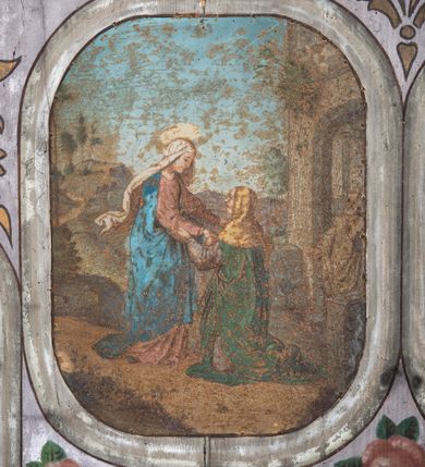 Zdjęcie nr 5: Dekoracją malarską pokryto fasety, stropy w nawie i prezbiterium, a także ich ściany oraz przestrzeń przedsionka pod wieżą. Ściany prezbiterium, nawy i przedsionka artykułowano za pomocą malowanych pilastrów o korynckich głowicach ustawionych na wysokich postumentach, podtrzymujących belkowanie. Pomiędzy pilastrami wprowadzono malowane czworoboczne płyciny o wklęsłych narożach z polem pokrytym marmoryzacją. Wąską fasetę podstropową ozdobiono fryzem z rytmicznie powtarzającym się motywem liścia palmetowego. Strop w prezbiterium i nawie uzyskał architektoniczne obramienie sceny centralnej ujętej w prostokątne pole o zaokrąglonych narożach, utworzone z iluzjonistycznie malowanych listew i zawieszonych pomiędzy nimi girland liściastych. W prezbiterium wyobrażono Trójcę Świętą, a w nawie Koronację Marii obwiedzioną tajemnicami różańcowymi w medalionach. Trójcę Świętą ukazano na obłokach na niebieskim tle. Majestatyczny Bóg Ojciec został ukazany w trzech czwartych w lewo jako siwobrody starzec o bujnych siwych włosach. W prawej ręce trzyma złote berło, lewą zaś odsuwa do siebie. Bóg Ojciec stopy wspiera o niebieski glob wyłaniający się z obłoków poniżej. Jego twarz charakteryzuje jasna karnacja, szeroko otwarte oczy, wydatny nos i usta. Głowę otacza długa, siwa broda i podobne włosy. Ubrany jest w mocno drapowaną białą tunikę i narzucony na nią rozwiany, złocisty płaszcz obszyty dekoracyjną bortą, spięty klamrą na lewym ramieniu. Obok Boga Ojca z lewej strony siedzi Chrystus, który obie, skrzyżowane nogi wspiera na globie. Zbawiciel prawą ręką podtrzymuje oparty o ramię drewniany krzyż, lewą zaś ma odsuniętą od siebie z gestem wskazującym na Ojca. Jezus został przedstawiony w trzech czwartych w prawo. Jest to dojrzały mężczyzna o pociągłej twarzy okolonej brązowymi, długimi włosami spływającymi na ramiona oraz brodą. Ma jasną karnację, prosty nos i wydatne usta. Nagi tors okrywa bladoszkarłatny płaszcz odsłaniający obie stopy Na dłoniach i stopach widoczne są rany po gwoździach. Głowę Jezusa okala świetlisty nimb. Powyżej obu postaci na tle rozjaśnionego nieba unosi się gołębica Ducha Świętego w promienistym otoku. Koronację Marii otoczoną przez owalne  medaliony ze scenami różańcowymi namalowano w polu dekoracyjnego, wydłużonego czworobocznego panneau o narożach utworzonych z roślinnego ornamentu powtórzonego symetrycznie na dłuższych bokach w środku. W centrum czworoboku o zaokrąglonych narożach obwiedzionych motywem różańca przedstawiono klęczącą na obłokach Marię przed koronującą ją Trójcą Świętą. Madonna jako młoda dziewczyna ujęta została w profilu w lewo. Lewą rękę ma przyłożoną do piersi, prawą zaś podaje synowi. Jej owalna twarz ma jasną karnację o wydatnym nosie i ustach. Głowę otaczają brązowe włosy spływające na plecy. Maria ubrana jest w lamowany złotą taśmą niebieski połaszcz oraz fragmentarycznie widoczną czerwoną suknię. Przed nią siedzi Chrystus, a za nim Bóg Ojciec. Pomiędzy nimi widać w jasnym otoku gołębicę Ducha Świętego. Jezus został ujęty w profilu w prawo. Prawą ręką unosi wraz Ojcem złotą koronę nad głową matki. Lewą zaś wspartą na kolanie trzyma jej prawą dłoń. Chrystus ma pociągłą twarz o jasnej karnacji i rumianych policzkach, wydatny nos i usta. Jego głowę otaczają długie brązowe włosy spływające na plecy oraz krótki zarost. Na głowie ma złoty diadem. Ubrany jest w niebieską tunikę i czerwony, mocno wywinięty płaszcz o jasnobeżowej podszewce. Spod tuniki widać fragmenty bosych stóp wspartych na obłokach. Obok Zbawiciela fragmentarycznie widać postać Boga Ojca ujętego frontalnie. Jest to starszy mężczyzna o siwym, obfitym zaroście i włosach. Ma wydatny nos i usta, a na głowie złoty diadem w formie mitry. Postacie ujmuje złocista, migdałowa mandorla utworzona z jasnego obramienia, na którym ukazano uskrzydlone główki serafinów. Dolną część mandorli spowijają obłoki. Całość ukazano na niebieskim tle usianym gwiazdami. Wokół centralnego przedstawienia rozmieszczono czternaście owalnych medalionów różańcowych. Ich narracja rozpoczyna się na osi ponad sceną z koronacją Marii. Idąc w lewo namalowano: Zwiastowanie Marii, Nawiedzenie św. Elżbiety, Boże Narodzenie, Ofiarowanie w świątyni, Znalezienie w świątyni, Modlitwa w Ogrójcu, Biczowanie, Cierniem ukoronowanie, Niesienie krzyża, Ukrzyżowanie, Zmartwychwstanie, Wniebowstąpienie, Zesłanie Ducha Świętego i Wniebowzięcie Marii. Pomiędzy medalionami namalowano czerwone róże.    