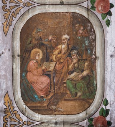 Zdjęcie nr 9: Dekoracją malarską pokryto fasety, stropy w nawie i prezbiterium, a także ich ściany oraz przestrzeń przedsionka pod wieżą. Ściany prezbiterium, nawy i przedsionka artykułowano za pomocą malowanych pilastrów o korynckich głowicach ustawionych na wysokich postumentach, podtrzymujących belkowanie. Pomiędzy pilastrami wprowadzono malowane czworoboczne płyciny o wklęsłych narożach z polem pokrytym marmoryzacją. Wąską fasetę podstropową ozdobiono fryzem z rytmicznie powtarzającym się motywem liścia palmetowego. Strop w prezbiterium i nawie uzyskał architektoniczne obramienie sceny centralnej ujętej w prostokątne pole o zaokrąglonych narożach, utworzone z iluzjonistycznie malowanych listew i zawieszonych pomiędzy nimi girland liściastych. W prezbiterium wyobrażono Trójcę Świętą, a w nawie Koronację Marii obwiedzioną tajemnicami różańcowymi w medalionach. Trójcę Świętą ukazano na obłokach na niebieskim tle. Majestatyczny Bóg Ojciec został ukazany w trzech czwartych w lewo jako siwobrody starzec o bujnych siwych włosach. W prawej ręce trzyma złote berło, lewą zaś odsuwa do siebie. Bóg Ojciec stopy wspiera o niebieski glob wyłaniający się z obłoków poniżej. Jego twarz charakteryzuje jasna karnacja, szeroko otwarte oczy, wydatny nos i usta. Głowę otacza długa, siwa broda i podobne włosy. Ubrany jest w mocno drapowaną białą tunikę i narzucony na nią rozwiany, złocisty płaszcz obszyty dekoracyjną bortą, spięty klamrą na lewym ramieniu. Obok Boga Ojca z lewej strony siedzi Chrystus, który obie, skrzyżowane nogi wspiera na globie. Zbawiciel prawą ręką podtrzymuje oparty o ramię drewniany krzyż, lewą zaś ma odsuniętą od siebie z gestem wskazującym na Ojca. Jezus został przedstawiony w trzech czwartych w prawo. Jest to dojrzały mężczyzna o pociągłej twarzy okolonej brązowymi, długimi włosami spływającymi na ramiona oraz brodą. Ma jasną karnację, prosty nos i wydatne usta. Nagi tors okrywa bladoszkarłatny płaszcz odsłaniający obie stopy Na dłoniach i stopach widoczne są rany po gwoździach. Głowę Jezusa okala świetlisty nimb. Powyżej obu postaci na tle rozjaśnionego nieba unosi się gołębica Ducha Świętego w promienistym otoku. Koronację Marii otoczoną przez owalne  medaliony ze scenami różańcowymi namalowano w polu dekoracyjnego, wydłużonego czworobocznego panneau o narożach utworzonych z roślinnego ornamentu powtórzonego symetrycznie na dłuższych bokach w środku. W centrum czworoboku o zaokrąglonych narożach obwiedzionych motywem różańca przedstawiono klęczącą na obłokach Marię przed koronującą ją Trójcą Świętą. Madonna jako młoda dziewczyna ujęta została w profilu w lewo. Lewą rękę ma przyłożoną do piersi, prawą zaś podaje synowi. Jej owalna twarz ma jasną karnację o wydatnym nosie i ustach. Głowę otaczają brązowe włosy spływające na plecy. Maria ubrana jest w lamowany złotą taśmą niebieski połaszcz oraz fragmentarycznie widoczną czerwoną suknię. Przed nią siedzi Chrystus, a za nim Bóg Ojciec. Pomiędzy nimi widać w jasnym otoku gołębicę Ducha Świętego. Jezus został ujęty w profilu w prawo. Prawą ręką unosi wraz Ojcem złotą koronę nad głową matki. Lewą zaś wspartą na kolanie trzyma jej prawą dłoń. Chrystus ma pociągłą twarz o jasnej karnacji i rumianych policzkach, wydatny nos i usta. Jego głowę otaczają długie brązowe włosy spływające na plecy oraz krótki zarost. Na głowie ma złoty diadem. Ubrany jest w niebieską tunikę i czerwony, mocno wywinięty płaszcz o jasnobeżowej podszewce. Spod tuniki widać fragmenty bosych stóp wspartych na obłokach. Obok Zbawiciela fragmentarycznie widać postać Boga Ojca ujętego frontalnie. Jest to starszy mężczyzna o siwym, obfitym zaroście i włosach. Ma wydatny nos i usta, a na głowie złoty diadem w formie mitry. Postacie ujmuje złocista, migdałowa mandorla utworzona z jasnego obramienia, na którym ukazano uskrzydlone główki serafinów. Dolną część mandorli spowijają obłoki. Całość ukazano na niebieskim tle usianym gwiazdami. Wokół centralnego przedstawienia rozmieszczono czternaście owalnych medalionów różańcowych. Ich narracja rozpoczyna się na osi ponad sceną z koronacją Marii. Idąc w lewo namalowano: Zwiastowanie Marii, Nawiedzenie św. Elżbiety, Boże Narodzenie, Ofiarowanie w świątyni, Znalezienie w świątyni, Modlitwa w Ogrójcu, Biczowanie, Cierniem ukoronowanie, Niesienie krzyża, Ukrzyżowanie, Zmartwychwstanie, Wniebowstąpienie, Zesłanie Ducha Świętego i Wniebowzięcie Marii. Pomiędzy medalionami namalowano czerwone róże.    