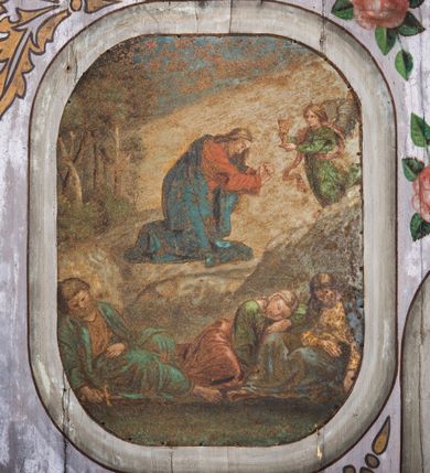 Zdjęcie nr 10: Dekoracją malarską pokryto fasety, stropy w nawie i prezbiterium, a także ich ściany oraz przestrzeń przedsionka pod wieżą. Ściany prezbiterium, nawy i przedsionka artykułowano za pomocą malowanych pilastrów o korynckich głowicach ustawionych na wysokich postumentach, podtrzymujących belkowanie. Pomiędzy pilastrami wprowadzono malowane czworoboczne płyciny o wklęsłych narożach z polem pokrytym marmoryzacją. Wąską fasetę podstropową ozdobiono fryzem z rytmicznie powtarzającym się motywem liścia palmetowego. Strop w prezbiterium i nawie uzyskał architektoniczne obramienie sceny centralnej ujętej w prostokątne pole o zaokrąglonych narożach, utworzone z iluzjonistycznie malowanych listew i zawieszonych pomiędzy nimi girland liściastych. W prezbiterium wyobrażono Trójcę Świętą, a w nawie Koronację Marii obwiedzioną tajemnicami różańcowymi w medalionach. Trójcę Świętą ukazano na obłokach na niebieskim tle. Majestatyczny Bóg Ojciec został ukazany w trzech czwartych w lewo jako siwobrody starzec o bujnych siwych włosach. W prawej ręce trzyma złote berło, lewą zaś odsuwa do siebie. Bóg Ojciec stopy wspiera o niebieski glob wyłaniający się z obłoków poniżej. Jego twarz charakteryzuje jasna karnacja, szeroko otwarte oczy, wydatny nos i usta. Głowę otacza długa, siwa broda i podobne włosy. Ubrany jest w mocno drapowaną białą tunikę i narzucony na nią rozwiany, złocisty płaszcz obszyty dekoracyjną bortą, spięty klamrą na lewym ramieniu. Obok Boga Ojca z lewej strony siedzi Chrystus, który obie, skrzyżowane nogi wspiera na globie. Zbawiciel prawą ręką podtrzymuje oparty o ramię drewniany krzyż, lewą zaś ma odsuniętą od siebie z gestem wskazującym na Ojca. Jezus został przedstawiony w trzech czwartych w prawo. Jest to dojrzały mężczyzna o pociągłej twarzy okolonej brązowymi, długimi włosami spływającymi na ramiona oraz brodą. Ma jasną karnację, prosty nos i wydatne usta. Nagi tors okrywa bladoszkarłatny płaszcz odsłaniający obie stopy Na dłoniach i stopach widoczne są rany po gwoździach. Głowę Jezusa okala świetlisty nimb. Powyżej obu postaci na tle rozjaśnionego nieba unosi się gołębica Ducha Świętego w promienistym otoku. Koronację Marii otoczoną przez owalne  medaliony ze scenami różańcowymi namalowano w polu dekoracyjnego, wydłużonego czworobocznego panneau o narożach utworzonych z roślinnego ornamentu powtórzonego symetrycznie na dłuższych bokach w środku. W centrum czworoboku o zaokrąglonych narożach obwiedzionych motywem różańca przedstawiono klęczącą na obłokach Marię przed koronującą ją Trójcą Świętą. Madonna jako młoda dziewczyna ujęta została w profilu w lewo. Lewą rękę ma przyłożoną do piersi, prawą zaś podaje synowi. Jej owalna twarz ma jasną karnację o wydatnym nosie i ustach. Głowę otaczają brązowe włosy spływające na plecy. Maria ubrana jest w lamowany złotą taśmą niebieski połaszcz oraz fragmentarycznie widoczną czerwoną suknię. Przed nią siedzi Chrystus, a za nim Bóg Ojciec. Pomiędzy nimi widać w jasnym otoku gołębicę Ducha Świętego. Jezus został ujęty w profilu w prawo. Prawą ręką unosi wraz Ojcem złotą koronę nad głową matki. Lewą zaś wspartą na kolanie trzyma jej prawą dłoń. Chrystus ma pociągłą twarz o jasnej karnacji i rumianych policzkach, wydatny nos i usta. Jego głowę otaczają długie brązowe włosy spływające na plecy oraz krótki zarost. Na głowie ma złoty diadem. Ubrany jest w niebieską tunikę i czerwony, mocno wywinięty płaszcz o jasnobeżowej podszewce. Spod tuniki widać fragmenty bosych stóp wspartych na obłokach. Obok Zbawiciela fragmentarycznie widać postać Boga Ojca ujętego frontalnie. Jest to starszy mężczyzna o siwym, obfitym zaroście i włosach. Ma wydatny nos i usta, a na głowie złoty diadem w formie mitry. Postacie ujmuje złocista, migdałowa mandorla utworzona z jasnego obramienia, na którym ukazano uskrzydlone główki serafinów. Dolną część mandorli spowijają obłoki. Całość ukazano na niebieskim tle usianym gwiazdami. Wokół centralnego przedstawienia rozmieszczono czternaście owalnych medalionów różańcowych. Ich narracja rozpoczyna się na osi ponad sceną z koronacją Marii. Idąc w lewo namalowano: Zwiastowanie Marii, Nawiedzenie św. Elżbiety, Boże Narodzenie, Ofiarowanie w świątyni, Znalezienie w świątyni, Modlitwa w Ogrójcu, Biczowanie, Cierniem ukoronowanie, Niesienie krzyża, Ukrzyżowanie, Zmartwychwstanie, Wniebowstąpienie, Zesłanie Ducha Świętego i Wniebowzięcie Marii. Pomiędzy medalionami namalowano czerwone róże.    