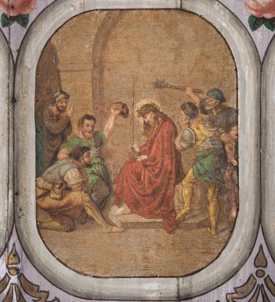 Zdjęcie nr 12: Dekoracją malarską pokryto fasety, stropy w nawie i prezbiterium, a także ich ściany oraz przestrzeń przedsionka pod wieżą. Ściany prezbiterium, nawy i przedsionka artykułowano za pomocą malowanych pilastrów o korynckich głowicach ustawionych na wysokich postumentach, podtrzymujących belkowanie. Pomiędzy pilastrami wprowadzono malowane czworoboczne płyciny o wklęsłych narożach z polem pokrytym marmoryzacją. Wąską fasetę podstropową ozdobiono fryzem z rytmicznie powtarzającym się motywem liścia palmetowego. Strop w prezbiterium i nawie uzyskał architektoniczne obramienie sceny centralnej ujętej w prostokątne pole o zaokrąglonych narożach, utworzone z iluzjonistycznie malowanych listew i zawieszonych pomiędzy nimi girland liściastych. W prezbiterium wyobrażono Trójcę Świętą, a w nawie Koronację Marii obwiedzioną tajemnicami różańcowymi w medalionach. Trójcę Świętą ukazano na obłokach na niebieskim tle. Majestatyczny Bóg Ojciec został ukazany w trzech czwartych w lewo jako siwobrody starzec o bujnych siwych włosach. W prawej ręce trzyma złote berło, lewą zaś odsuwa do siebie. Bóg Ojciec stopy wspiera o niebieski glob wyłaniający się z obłoków poniżej. Jego twarz charakteryzuje jasna karnacja, szeroko otwarte oczy, wydatny nos i usta. Głowę otacza długa, siwa broda i podobne włosy. Ubrany jest w mocno drapowaną białą tunikę i narzucony na nią rozwiany, złocisty płaszcz obszyty dekoracyjną bortą, spięty klamrą na lewym ramieniu. Obok Boga Ojca z lewej strony siedzi Chrystus, który obie, skrzyżowane nogi wspiera na globie. Zbawiciel prawą ręką podtrzymuje oparty o ramię drewniany krzyż, lewą zaś ma odsuniętą od siebie z gestem wskazującym na Ojca. Jezus został przedstawiony w trzech czwartych w prawo. Jest to dojrzały mężczyzna o pociągłej twarzy okolonej brązowymi, długimi włosami spływającymi na ramiona oraz brodą. Ma jasną karnację, prosty nos i wydatne usta. Nagi tors okrywa bladoszkarłatny płaszcz odsłaniający obie stopy Na dłoniach i stopach widoczne są rany po gwoździach. Głowę Jezusa okala świetlisty nimb. Powyżej obu postaci na tle rozjaśnionego nieba unosi się gołębica Ducha Świętego w promienistym otoku. Koronację Marii otoczoną przez owalne  medaliony ze scenami różańcowymi namalowano w polu dekoracyjnego, wydłużonego czworobocznego panneau o narożach utworzonych z roślinnego ornamentu powtórzonego symetrycznie na dłuższych bokach w środku. W centrum czworoboku o zaokrąglonych narożach obwiedzionych motywem różańca przedstawiono klęczącą na obłokach Marię przed koronującą ją Trójcą Świętą. Madonna jako młoda dziewczyna ujęta została w profilu w lewo. Lewą rękę ma przyłożoną do piersi, prawą zaś podaje synowi. Jej owalna twarz ma jasną karnację o wydatnym nosie i ustach. Głowę otaczają brązowe włosy spływające na plecy. Maria ubrana jest w lamowany złotą taśmą niebieski połaszcz oraz fragmentarycznie widoczną czerwoną suknię. Przed nią siedzi Chrystus, a za nim Bóg Ojciec. Pomiędzy nimi widać w jasnym otoku gołębicę Ducha Świętego. Jezus został ujęty w profilu w prawo. Prawą ręką unosi wraz Ojcem złotą koronę nad głową matki. Lewą zaś wspartą na kolanie trzyma jej prawą dłoń. Chrystus ma pociągłą twarz o jasnej karnacji i rumianych policzkach, wydatny nos i usta. Jego głowę otaczają długie brązowe włosy spływające na plecy oraz krótki zarost. Na głowie ma złoty diadem. Ubrany jest w niebieską tunikę i czerwony, mocno wywinięty płaszcz o jasnobeżowej podszewce. Spod tuniki widać fragmenty bosych stóp wspartych na obłokach. Obok Zbawiciela fragmentarycznie widać postać Boga Ojca ujętego frontalnie. Jest to starszy mężczyzna o siwym, obfitym zaroście i włosach. Ma wydatny nos i usta, a na głowie złoty diadem w formie mitry. Postacie ujmuje złocista, migdałowa mandorla utworzona z jasnego obramienia, na którym ukazano uskrzydlone główki serafinów. Dolną część mandorli spowijają obłoki. Całość ukazano na niebieskim tle usianym gwiazdami. Wokół centralnego przedstawienia rozmieszczono czternaście owalnych medalionów różańcowych. Ich narracja rozpoczyna się na osi ponad sceną z koronacją Marii. Idąc w lewo namalowano: Zwiastowanie Marii, Nawiedzenie św. Elżbiety, Boże Narodzenie, Ofiarowanie w świątyni, Znalezienie w świątyni, Modlitwa w Ogrójcu, Biczowanie, Cierniem ukoronowanie, Niesienie krzyża, Ukrzyżowanie, Zmartwychwstanie, Wniebowstąpienie, Zesłanie Ducha Świętego i Wniebowzięcie Marii. Pomiędzy medalionami namalowano czerwone róże.    