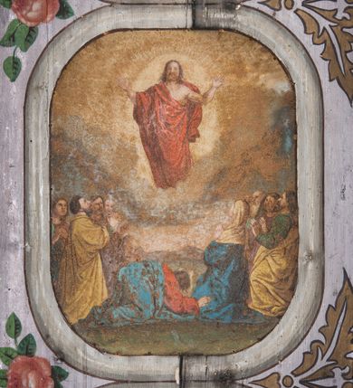 Zdjęcie nr 15: Dekoracją malarską pokryto fasety, stropy w nawie i prezbiterium, a także ich ściany oraz przestrzeń przedsionka pod wieżą. Ściany prezbiterium, nawy i przedsionka artykułowano za pomocą malowanych pilastrów o korynckich głowicach ustawionych na wysokich postumentach, podtrzymujących belkowanie. Pomiędzy pilastrami wprowadzono malowane czworoboczne płyciny o wklęsłych narożach z polem pokrytym marmoryzacją. Wąską fasetę podstropową ozdobiono fryzem z rytmicznie powtarzającym się motywem liścia palmetowego. Strop w prezbiterium i nawie uzyskał architektoniczne obramienie sceny centralnej ujętej w prostokątne pole o zaokrąglonych narożach, utworzone z iluzjonistycznie malowanych listew i zawieszonych pomiędzy nimi girland liściastych. W prezbiterium wyobrażono Trójcę Świętą, a w nawie Koronację Marii obwiedzioną tajemnicami różańcowymi w medalionach. Trójcę Świętą ukazano na obłokach na niebieskim tle. Majestatyczny Bóg Ojciec został ukazany w trzech czwartych w lewo jako siwobrody starzec o bujnych siwych włosach. W prawej ręce trzyma złote berło, lewą zaś odsuwa do siebie. Bóg Ojciec stopy wspiera o niebieski glob wyłaniający się z obłoków poniżej. Jego twarz charakteryzuje jasna karnacja, szeroko otwarte oczy, wydatny nos i usta. Głowę otacza długa, siwa broda i podobne włosy. Ubrany jest w mocno drapowaną białą tunikę i narzucony na nią rozwiany, złocisty płaszcz obszyty dekoracyjną bortą, spięty klamrą na lewym ramieniu. Obok Boga Ojca z lewej strony siedzi Chrystus, który obie, skrzyżowane nogi wspiera na globie. Zbawiciel prawą ręką podtrzymuje oparty o ramię drewniany krzyż, lewą zaś ma odsuniętą od siebie z gestem wskazującym na Ojca. Jezus został przedstawiony w trzech czwartych w prawo. Jest to dojrzały mężczyzna o pociągłej twarzy okolonej brązowymi, długimi włosami spływającymi na ramiona oraz brodą. Ma jasną karnację, prosty nos i wydatne usta. Nagi tors okrywa bladoszkarłatny płaszcz odsłaniający obie stopy Na dłoniach i stopach widoczne są rany po gwoździach. Głowę Jezusa okala świetlisty nimb. Powyżej obu postaci na tle rozjaśnionego nieba unosi się gołębica Ducha Świętego w promienistym otoku. Koronację Marii otoczoną przez owalne  medaliony ze scenami różańcowymi namalowano w polu dekoracyjnego, wydłużonego czworobocznego panneau o narożach utworzonych z roślinnego ornamentu powtórzonego symetrycznie na dłuższych bokach w środku. W centrum czworoboku o zaokrąglonych narożach obwiedzionych motywem różańca przedstawiono klęczącą na obłokach Marię przed koronującą ją Trójcą Świętą. Madonna jako młoda dziewczyna ujęta została w profilu w lewo. Lewą rękę ma przyłożoną do piersi, prawą zaś podaje synowi. Jej owalna twarz ma jasną karnację o wydatnym nosie i ustach. Głowę otaczają brązowe włosy spływające na plecy. Maria ubrana jest w lamowany złotą taśmą niebieski połaszcz oraz fragmentarycznie widoczną czerwoną suknię. Przed nią siedzi Chrystus, a za nim Bóg Ojciec. Pomiędzy nimi widać w jasnym otoku gołębicę Ducha Świętego. Jezus został ujęty w profilu w prawo. Prawą ręką unosi wraz Ojcem złotą koronę nad głową matki. Lewą zaś wspartą na kolanie trzyma jej prawą dłoń. Chrystus ma pociągłą twarz o jasnej karnacji i rumianych policzkach, wydatny nos i usta. Jego głowę otaczają długie brązowe włosy spływające na plecy oraz krótki zarost. Na głowie ma złoty diadem. Ubrany jest w niebieską tunikę i czerwony, mocno wywinięty płaszcz o jasnobeżowej podszewce. Spod tuniki widać fragmenty bosych stóp wspartych na obłokach. Obok Zbawiciela fragmentarycznie widać postać Boga Ojca ujętego frontalnie. Jest to starszy mężczyzna o siwym, obfitym zaroście i włosach. Ma wydatny nos i usta, a na głowie złoty diadem w formie mitry. Postacie ujmuje złocista, migdałowa mandorla utworzona z jasnego obramienia, na którym ukazano uskrzydlone główki serafinów. Dolną część mandorli spowijają obłoki. Całość ukazano na niebieskim tle usianym gwiazdami. Wokół centralnego przedstawienia rozmieszczono czternaście owalnych medalionów różańcowych. Ich narracja rozpoczyna się na osi ponad sceną z koronacją Marii. Idąc w lewo namalowano: Zwiastowanie Marii, Nawiedzenie św. Elżbiety, Boże Narodzenie, Ofiarowanie w świątyni, Znalezienie w świątyni, Modlitwa w Ogrójcu, Biczowanie, Cierniem ukoronowanie, Niesienie krzyża, Ukrzyżowanie, Zmartwychwstanie, Wniebowstąpienie, Zesłanie Ducha Świętego i Wniebowzięcie Marii. Pomiędzy medalionami namalowano czerwone róże.    