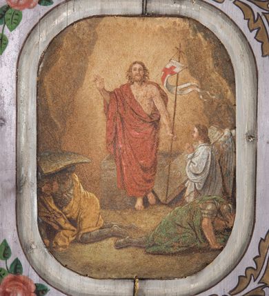 Zdjęcie nr 16: Dekoracją malarską pokryto fasety, stropy w nawie i prezbiterium, a także ich ściany oraz przestrzeń przedsionka pod wieżą. Ściany prezbiterium, nawy i przedsionka artykułowano za pomocą malowanych pilastrów o korynckich głowicach ustawionych na wysokich postumentach, podtrzymujących belkowanie. Pomiędzy pilastrami wprowadzono malowane czworoboczne płyciny o wklęsłych narożach z polem pokrytym marmoryzacją. Wąską fasetę podstropową ozdobiono fryzem z rytmicznie powtarzającym się motywem liścia palmetowego. Strop w prezbiterium i nawie uzyskał architektoniczne obramienie sceny centralnej ujętej w prostokątne pole o zaokrąglonych narożach, utworzone z iluzjonistycznie malowanych listew i zawieszonych pomiędzy nimi girland liściastych. W prezbiterium wyobrażono Trójcę Świętą, a w nawie Koronację Marii obwiedzioną tajemnicami różańcowymi w medalionach. Trójcę Świętą ukazano na obłokach na niebieskim tle. Majestatyczny Bóg Ojciec został ukazany w trzech czwartych w lewo jako siwobrody starzec o bujnych siwych włosach. W prawej ręce trzyma złote berło, lewą zaś odsuwa do siebie. Bóg Ojciec stopy wspiera o niebieski glob wyłaniający się z obłoków poniżej. Jego twarz charakteryzuje jasna karnacja, szeroko otwarte oczy, wydatny nos i usta. Głowę otacza długa, siwa broda i podobne włosy. Ubrany jest w mocno drapowaną białą tunikę i narzucony na nią rozwiany, złocisty płaszcz obszyty dekoracyjną bortą, spięty klamrą na lewym ramieniu. Obok Boga Ojca z lewej strony siedzi Chrystus, który obie, skrzyżowane nogi wspiera na globie. Zbawiciel prawą ręką podtrzymuje oparty o ramię drewniany krzyż, lewą zaś ma odsuniętą od siebie z gestem wskazującym na Ojca. Jezus został przedstawiony w trzech czwartych w prawo. Jest to dojrzały mężczyzna o pociągłej twarzy okolonej brązowymi, długimi włosami spływającymi na ramiona oraz brodą. Ma jasną karnację, prosty nos i wydatne usta. Nagi tors okrywa bladoszkarłatny płaszcz odsłaniający obie stopy Na dłoniach i stopach widoczne są rany po gwoździach. Głowę Jezusa okala świetlisty nimb. Powyżej obu postaci na tle rozjaśnionego nieba unosi się gołębica Ducha Świętego w promienistym otoku. Koronację Marii otoczoną przez owalne  medaliony ze scenami różańcowymi namalowano w polu dekoracyjnego, wydłużonego czworobocznego panneau o narożach utworzonych z roślinnego ornamentu powtórzonego symetrycznie na dłuższych bokach w środku. W centrum czworoboku o zaokrąglonych narożach obwiedzionych motywem różańca przedstawiono klęczącą na obłokach Marię przed koronującą ją Trójcą Świętą. Madonna jako młoda dziewczyna ujęta została w profilu w lewo. Lewą rękę ma przyłożoną do piersi, prawą zaś podaje synowi. Jej owalna twarz ma jasną karnację o wydatnym nosie i ustach. Głowę otaczają brązowe włosy spływające na plecy. Maria ubrana jest w lamowany złotą taśmą niebieski połaszcz oraz fragmentarycznie widoczną czerwoną suknię. Przed nią siedzi Chrystus, a za nim Bóg Ojciec. Pomiędzy nimi widać w jasnym otoku gołębicę Ducha Świętego. Jezus został ujęty w profilu w prawo. Prawą ręką unosi wraz Ojcem złotą koronę nad głową matki. Lewą zaś wspartą na kolanie trzyma jej prawą dłoń. Chrystus ma pociągłą twarz o jasnej karnacji i rumianych policzkach, wydatny nos i usta. Jego głowę otaczają długie brązowe włosy spływające na plecy oraz krótki zarost. Na głowie ma złoty diadem. Ubrany jest w niebieską tunikę i czerwony, mocno wywinięty płaszcz o jasnobeżowej podszewce. Spod tuniki widać fragmenty bosych stóp wspartych na obłokach. Obok Zbawiciela fragmentarycznie widać postać Boga Ojca ujętego frontalnie. Jest to starszy mężczyzna o siwym, obfitym zaroście i włosach. Ma wydatny nos i usta, a na głowie złoty diadem w formie mitry. Postacie ujmuje złocista, migdałowa mandorla utworzona z jasnego obramienia, na którym ukazano uskrzydlone główki serafinów. Dolną część mandorli spowijają obłoki. Całość ukazano na niebieskim tle usianym gwiazdami. Wokół centralnego przedstawienia rozmieszczono czternaście owalnych medalionów różańcowych. Ich narracja rozpoczyna się na osi ponad sceną z koronacją Marii. Idąc w lewo namalowano: Zwiastowanie Marii, Nawiedzenie św. Elżbiety, Boże Narodzenie, Ofiarowanie w świątyni, Znalezienie w świątyni, Modlitwa w Ogrójcu, Biczowanie, Cierniem ukoronowanie, Niesienie krzyża, Ukrzyżowanie, Zmartwychwstanie, Wniebowstąpienie, Zesłanie Ducha Świętego i Wniebowzięcie Marii. Pomiędzy medalionami namalowano czerwone róże.    