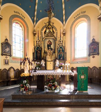 Zdjęcie nr 14: Murowany i orientowany kościół w Gierałtowicach został wzniesiony pw. św. Marina. Jest to trójprzęsłowa budowla jednonawowa zakończona od wschodu prezbiterium zamkniętym pięciobacznie. Od zachodu do nawy dostawiono wyraźnie wydzielony masyw zachodni w typie neoromańskiego westwerku z czworoboczną wieżą na osi. Elewacje kościoła artykułowano za pomocą uskokowych przypór zwieńczonych dachem pulpitowym, wzniesionych na linii lizen przechodzących u dołu w partię cokołową, a u góry w gładki gzyms koronujący, wsparty na fryzie konsolowo-kostkowym. Prezbiterium i nawę przepruto prostokątnymi oknami zakończonymi półkoliście, obramienionych w dolnej części listwą, a w partii łuków zamykających opaską. Masyw wieżowy utworzono z nieznacznie wysuniętej do przodu czworobocznej wieży flankowanej dwoma wysokim aneksami, wychodzącymi poza obrys nawy. Masyw nakryto prostopadłymi do elewacji bocznych wieży dachami siodłowymi. Jego szczyty dekorują, potrójne, półkoliste blendy, zaś boki ujmują wydatne lizeny podtrzymujące gładki gzyms koronujący wsparty na fryzie konsolowe-kostkowym. Czworoboczną wieżę ujęto wysokimi, uskokowymi szkarpami. W jej przyziemiu urządzono kruchtę. Elewacje wieży w górnej kondygnacji przepruto prostokątnymi oknami zamkniętymi półkoliście. Okna zostały podobnie jak na elewacji obramienione w dolnej części listwą, a w partii łuków zamykających opaską. Wieżę zwieńczono fryzem konsolowe-kostkowym podtrzymującym dach kopertowy przechodzący w wieloboczny ostrosłup zwieńczony krzyżem. Wnętrze artykułowano zdwojonymi pilastrami wspartymi na cokołach o gładkich trzonach z głowicami zdobionymi ornamentem liściastym. Na pilastry spływają gurty podtrzymujące sklepienie krzyżowe. Prezbiterium nakryto sklepieniem wspartym na żebrach, przechodzących w smukłe półkolumny z kapitelami korynckimi ustawionymi na cokolikach. W ostatnim, zachodnim przęśle zawieszono na całej jego długości chór muzyczny z drewnianym parapetem, artykułowanym płycinami dekorowanymi arkadami spływającymi na kolumienki o złoconych, liściastych kapitelach. W prezbiterium ustawiono ołtarz główny, a przy wejściu do niego na ścianie północnej zawieszono ambonę. Po drugiej stronie ustawiono chrzcielnicę. 