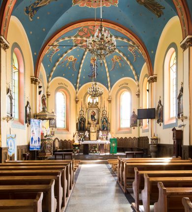 Zdjęcie nr 10: Murowany i orientowany kościół w Gierałtowicach został wzniesiony pw. św. Marina. Jest to trójprzęsłowa budowla jednonawowa zakończona od wschodu prezbiterium zamkniętym pięciobacznie. Od zachodu do nawy dostawiono wyraźnie wydzielony masyw zachodni w typie neoromańskiego westwerku z czworoboczną wieżą na osi. Elewacje kościoła artykułowano za pomocą uskokowych przypór zwieńczonych dachem pulpitowym, wzniesionych na linii lizen przechodzących u dołu w partię cokołową, a u góry w gładki gzyms koronujący, wsparty na fryzie konsolowo-kostkowym. Prezbiterium i nawę przepruto prostokątnymi oknami zakończonymi półkoliście, obramienionych w dolnej części listwą, a w partii łuków zamykających opaską. Masyw wieżowy utworzono z nieznacznie wysuniętej do przodu czworobocznej wieży flankowanej dwoma wysokim aneksami, wychodzącymi poza obrys nawy. Masyw nakryto prostopadłymi do elewacji bocznych wieży dachami siodłowymi. Jego szczyty dekorują, potrójne, półkoliste blendy, zaś boki ujmują wydatne lizeny podtrzymujące gładki gzyms koronujący wsparty na fryzie konsolowe-kostkowym. Czworoboczną wieżę ujęto wysokimi, uskokowymi szkarpami. W jej przyziemiu urządzono kruchtę. Elewacje wieży w górnej kondygnacji przepruto prostokątnymi oknami zamkniętymi półkoliście. Okna zostały podobnie jak na elewacji obramienione w dolnej części listwą, a w partii łuków zamykających opaską. Wieżę zwieńczono fryzem konsolowe-kostkowym podtrzymującym dach kopertowy przechodzący w wieloboczny ostrosłup zwieńczony krzyżem. Wnętrze artykułowano zdwojonymi pilastrami wspartymi na cokołach o gładkich trzonach z głowicami zdobionymi ornamentem liściastym. Na pilastry spływają gurty podtrzymujące sklepienie krzyżowe. Prezbiterium nakryto sklepieniem wspartym na żebrach, przechodzących w smukłe półkolumny z kapitelami korynckimi ustawionymi na cokolikach. W ostatnim, zachodnim przęśle zawieszono na całej jego długości chór muzyczny z drewnianym parapetem, artykułowanym płycinami dekorowanymi arkadami spływającymi na kolumienki o złoconych, liściastych kapitelach. W prezbiterium ustawiono ołtarz główny, a przy wejściu do niego na ścianie północnej zawieszono ambonę. Po drugiej stronie ustawiono chrzcielnicę. 