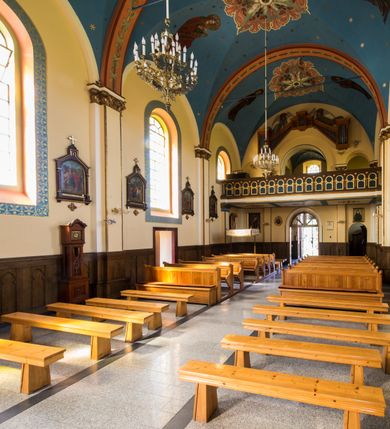 Zdjęcie nr 4: Murowany i orientowany kościół w Gierałtowicach został wzniesiony pw. św. Marina. Jest to trójprzęsłowa budowla jednonawowa zakończona od wschodu prezbiterium zamkniętym pięciobacznie. Od zachodu do nawy dostawiono wyraźnie wydzielony masyw zachodni w typie neoromańskiego westwerku z czworoboczną wieżą na osi. Elewacje kościoła artykułowano za pomocą uskokowych przypór zwieńczonych dachem pulpitowym, wzniesionych na linii lizen przechodzących u dołu w partię cokołową, a u góry w gładki gzyms koronujący, wsparty na fryzie konsolowo-kostkowym. Prezbiterium i nawę przepruto prostokątnymi oknami zakończonymi półkoliście, obramienionych w dolnej części listwą, a w partii łuków zamykających opaską. Masyw wieżowy utworzono z nieznacznie wysuniętej do przodu czworobocznej wieży flankowanej dwoma wysokim aneksami, wychodzącymi poza obrys nawy. Masyw nakryto prostopadłymi do elewacji bocznych wieży dachami siodłowymi. Jego szczyty dekorują, potrójne, półkoliste blendy, zaś boki ujmują wydatne lizeny podtrzymujące gładki gzyms koronujący wsparty na fryzie konsolowe-kostkowym. Czworoboczną wieżę ujęto wysokimi, uskokowymi szkarpami. W jej przyziemiu urządzono kruchtę. Elewacje wieży w górnej kondygnacji przepruto prostokątnymi oknami zamkniętymi półkoliście. Okna zostały podobnie jak na elewacji obramienione w dolnej części listwą, a w partii łuków zamykających opaską. Wieżę zwieńczono fryzem konsolowe-kostkowym podtrzymującym dach kopertowy przechodzący w wieloboczny ostrosłup zwieńczony krzyżem. Wnętrze artykułowano zdwojonymi pilastrami wspartymi na cokołach o gładkich trzonach z głowicami zdobionymi ornamentem liściastym. Na pilastry spływają gurty podtrzymujące sklepienie krzyżowe. Prezbiterium nakryto sklepieniem wspartym na żebrach, przechodzących w smukłe półkolumny z kapitelami korynckimi ustawionymi na cokolikach. W ostatnim, zachodnim przęśle zawieszono na całej jego długości chór muzyczny z drewnianym parapetem, artykułowanym płycinami dekorowanymi arkadami spływającymi na kolumienki o złoconych, liściastych kapitelach. W prezbiterium ustawiono ołtarz główny, a przy wejściu do niego na ścianie północnej zawieszono ambonę. Po drugiej stronie ustawiono chrzcielnicę. 