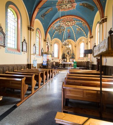 Zdjęcie nr 12: Murowany i orientowany kościół w Gierałtowicach został wzniesiony pw. św. Marina. Jest to trójprzęsłowa budowla jednonawowa zakończona od wschodu prezbiterium zamkniętym pięciobacznie. Od zachodu do nawy dostawiono wyraźnie wydzielony masyw zachodni w typie neoromańskiego westwerku z czworoboczną wieżą na osi. Elewacje kościoła artykułowano za pomocą uskokowych przypór zwieńczonych dachem pulpitowym, wzniesionych na linii lizen przechodzących u dołu w partię cokołową, a u góry w gładki gzyms koronujący, wsparty na fryzie konsolowo-kostkowym. Prezbiterium i nawę przepruto prostokątnymi oknami zakończonymi półkoliście, obramienionych w dolnej części listwą, a w partii łuków zamykających opaską. Masyw wieżowy utworzono z nieznacznie wysuniętej do przodu czworobocznej wieży flankowanej dwoma wysokim aneksami, wychodzącymi poza obrys nawy. Masyw nakryto prostopadłymi do elewacji bocznych wieży dachami siodłowymi. Jego szczyty dekorują, potrójne, półkoliste blendy, zaś boki ujmują wydatne lizeny podtrzymujące gładki gzyms koronujący wsparty na fryzie konsolowe-kostkowym. Czworoboczną wieżę ujęto wysokimi, uskokowymi szkarpami. W jej przyziemiu urządzono kruchtę. Elewacje wieży w górnej kondygnacji przepruto prostokątnymi oknami zamkniętymi półkoliście. Okna zostały podobnie jak na elewacji obramienione w dolnej części listwą, a w partii łuków zamykających opaską. Wieżę zwieńczono fryzem konsolowe-kostkowym podtrzymującym dach kopertowy przechodzący w wieloboczny ostrosłup zwieńczony krzyżem. Wnętrze artykułowano zdwojonymi pilastrami wspartymi na cokołach o gładkich trzonach z głowicami zdobionymi ornamentem liściastym. Na pilastry spływają gurty podtrzymujące sklepienie krzyżowe. Prezbiterium nakryto sklepieniem wspartym na żebrach, przechodzących w smukłe półkolumny z kapitelami korynckimi ustawionymi na cokolikach. W ostatnim, zachodnim przęśle zawieszono na całej jego długości chór muzyczny z drewnianym parapetem, artykułowanym płycinami dekorowanymi arkadami spływającymi na kolumienki o złoconych, liściastych kapitelach. W prezbiterium ustawiono ołtarz główny, a przy wejściu do niego na ścianie północnej zawieszono ambonę. Po drugiej stronie ustawiono chrzcielnicę. 