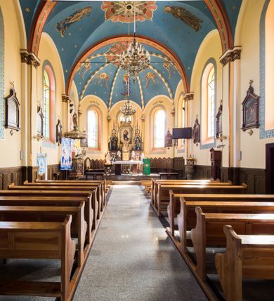 Zdjęcie nr 9: Murowany i orientowany kościół w Gierałtowicach został wzniesiony pw. św. Marina. Jest to trójprzęsłowa budowla jednonawowa zakończona od wschodu prezbiterium zamkniętym pięciobacznie. Od zachodu do nawy dostawiono wyraźnie wydzielony masyw zachodni w typie neoromańskiego westwerku z czworoboczną wieżą na osi. Elewacje kościoła artykułowano za pomocą uskokowych przypór zwieńczonych dachem pulpitowym, wzniesionych na linii lizen przechodzących u dołu w partię cokołową, a u góry w gładki gzyms koronujący, wsparty na fryzie konsolowo-kostkowym. Prezbiterium i nawę przepruto prostokątnymi oknami zakończonymi półkoliście, obramienionych w dolnej części listwą, a w partii łuków zamykających opaską. Masyw wieżowy utworzono z nieznacznie wysuniętej do przodu czworobocznej wieży flankowanej dwoma wysokim aneksami, wychodzącymi poza obrys nawy. Masyw nakryto prostopadłymi do elewacji bocznych wieży dachami siodłowymi. Jego szczyty dekorują, potrójne, półkoliste blendy, zaś boki ujmują wydatne lizeny podtrzymujące gładki gzyms koronujący wsparty na fryzie konsolowe-kostkowym. Czworoboczną wieżę ujęto wysokimi, uskokowymi szkarpami. W jej przyziemiu urządzono kruchtę. Elewacje wieży w górnej kondygnacji przepruto prostokątnymi oknami zamkniętymi półkoliście. Okna zostały podobnie jak na elewacji obramienione w dolnej części listwą, a w partii łuków zamykających opaską. Wieżę zwieńczono fryzem konsolowe-kostkowym podtrzymującym dach kopertowy przechodzący w wieloboczny ostrosłup zwieńczony krzyżem. Wnętrze artykułowano zdwojonymi pilastrami wspartymi na cokołach o gładkich trzonach z głowicami zdobionymi ornamentem liściastym. Na pilastry spływają gurty podtrzymujące sklepienie krzyżowe. Prezbiterium nakryto sklepieniem wspartym na żebrach, przechodzących w smukłe półkolumny z kapitelami korynckimi ustawionymi na cokolikach. W ostatnim, zachodnim przęśle zawieszono na całej jego długości chór muzyczny z drewnianym parapetem, artykułowanym płycinami dekorowanymi arkadami spływającymi na kolumienki o złoconych, liściastych kapitelach. W prezbiterium ustawiono ołtarz główny, a przy wejściu do niego na ścianie północnej zawieszono ambonę. Po drugiej stronie ustawiono chrzcielnicę. 