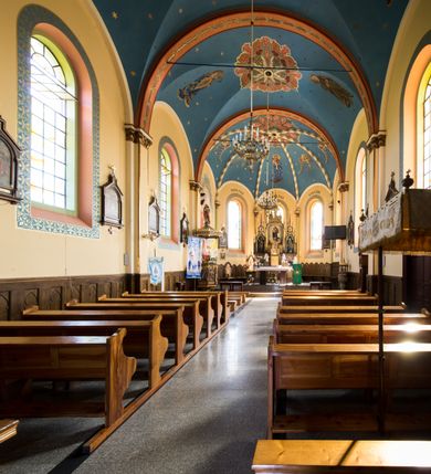 Zdjęcie nr 11: Murowany i orientowany kościół w Gierałtowicach został wzniesiony pw. św. Marina. Jest to trójprzęsłowa budowla jednonawowa zakończona od wschodu prezbiterium zamkniętym pięciobacznie. Od zachodu do nawy dostawiono wyraźnie wydzielony masyw zachodni w typie neoromańskiego westwerku z czworoboczną wieżą na osi. Elewacje kościoła artykułowano za pomocą uskokowych przypór zwieńczonych dachem pulpitowym, wzniesionych na linii lizen przechodzących u dołu w partię cokołową, a u góry w gładki gzyms koronujący, wsparty na fryzie konsolowo-kostkowym. Prezbiterium i nawę przepruto prostokątnymi oknami zakończonymi półkoliście, obramienionych w dolnej części listwą, a w partii łuków zamykających opaską. Masyw wieżowy utworzono z nieznacznie wysuniętej do przodu czworobocznej wieży flankowanej dwoma wysokim aneksami, wychodzącymi poza obrys nawy. Masyw nakryto prostopadłymi do elewacji bocznych wieży dachami siodłowymi. Jego szczyty dekorują, potrójne, półkoliste blendy, zaś boki ujmują wydatne lizeny podtrzymujące gładki gzyms koronujący wsparty na fryzie konsolowe-kostkowym. Czworoboczną wieżę ujęto wysokimi, uskokowymi szkarpami. W jej przyziemiu urządzono kruchtę. Elewacje wieży w górnej kondygnacji przepruto prostokątnymi oknami zamkniętymi półkoliście. Okna zostały podobnie jak na elewacji obramienione w dolnej części listwą, a w partii łuków zamykających opaską. Wieżę zwieńczono fryzem konsolowe-kostkowym podtrzymującym dach kopertowy przechodzący w wieloboczny ostrosłup zwieńczony krzyżem. Wnętrze artykułowano zdwojonymi pilastrami wspartymi na cokołach o gładkich trzonach z głowicami zdobionymi ornamentem liściastym. Na pilastry spływają gurty podtrzymujące sklepienie krzyżowe. Prezbiterium nakryto sklepieniem wspartym na żebrach, przechodzących w smukłe półkolumny z kapitelami korynckimi ustawionymi na cokolikach. W ostatnim, zachodnim przęśle zawieszono na całej jego długości chór muzyczny z drewnianym parapetem, artykułowanym płycinami dekorowanymi arkadami spływającymi na kolumienki o złoconych, liściastych kapitelach. W prezbiterium ustawiono ołtarz główny, a przy wejściu do niego na ścianie północnej zawieszono ambonę. Po drugiej stronie ustawiono chrzcielnicę. 