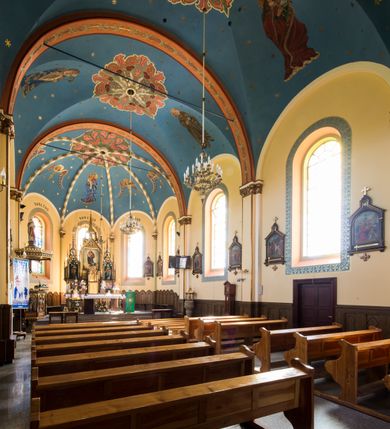 Zdjęcie nr 13: Murowany i orientowany kościół w Gierałtowicach został wzniesiony pw. św. Marina. Jest to trójprzęsłowa budowla jednonawowa zakończona od wschodu prezbiterium zamkniętym pięciobacznie. Od zachodu do nawy dostawiono wyraźnie wydzielony masyw zachodni w typie neoromańskiego westwerku z czworoboczną wieżą na osi. Elewacje kościoła artykułowano za pomocą uskokowych przypór zwieńczonych dachem pulpitowym, wzniesionych na linii lizen przechodzących u dołu w partię cokołową, a u góry w gładki gzyms koronujący, wsparty na fryzie konsolowo-kostkowym. Prezbiterium i nawę przepruto prostokątnymi oknami zakończonymi półkoliście, obramienionych w dolnej części listwą, a w partii łuków zamykających opaską. Masyw wieżowy utworzono z nieznacznie wysuniętej do przodu czworobocznej wieży flankowanej dwoma wysokim aneksami, wychodzącymi poza obrys nawy. Masyw nakryto prostopadłymi do elewacji bocznych wieży dachami siodłowymi. Jego szczyty dekorują, potrójne, półkoliste blendy, zaś boki ujmują wydatne lizeny podtrzymujące gładki gzyms koronujący wsparty na fryzie konsolowe-kostkowym. Czworoboczną wieżę ujęto wysokimi, uskokowymi szkarpami. W jej przyziemiu urządzono kruchtę. Elewacje wieży w górnej kondygnacji przepruto prostokątnymi oknami zamkniętymi półkoliście. Okna zostały podobnie jak na elewacji obramienione w dolnej części listwą, a w partii łuków zamykających opaską. Wieżę zwieńczono fryzem konsolowe-kostkowym podtrzymującym dach kopertowy przechodzący w wieloboczny ostrosłup zwieńczony krzyżem. Wnętrze artykułowano zdwojonymi pilastrami wspartymi na cokołach o gładkich trzonach z głowicami zdobionymi ornamentem liściastym. Na pilastry spływają gurty podtrzymujące sklepienie krzyżowe. Prezbiterium nakryto sklepieniem wspartym na żebrach, przechodzących w smukłe półkolumny z kapitelami korynckimi ustawionymi na cokolikach. W ostatnim, zachodnim przęśle zawieszono na całej jego długości chór muzyczny z drewnianym parapetem, artykułowanym płycinami dekorowanymi arkadami spływającymi na kolumienki o złoconych, liściastych kapitelach. W prezbiterium ustawiono ołtarz główny, a przy wejściu do niego na ścianie północnej zawieszono ambonę. Po drugiej stronie ustawiono chrzcielnicę. 