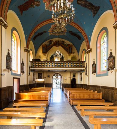 Zdjęcie nr 3: Murowany i orientowany kościół w Gierałtowicach został wzniesiony pw. św. Marina. Jest to trójprzęsłowa budowla jednonawowa zakończona od wschodu prezbiterium zamkniętym pięciobacznie. Od zachodu do nawy dostawiono wyraźnie wydzielony masyw zachodni w typie neoromańskiego westwerku z czworoboczną wieżą na osi. Elewacje kościoła artykułowano za pomocą uskokowych przypór zwieńczonych dachem pulpitowym, wzniesionych na linii lizen przechodzących u dołu w partię cokołową, a u góry w gładki gzyms koronujący, wsparty na fryzie konsolowo-kostkowym. Prezbiterium i nawę przepruto prostokątnymi oknami zakończonymi półkoliście, obramienionych w dolnej części listwą, a w partii łuków zamykających opaską. Masyw wieżowy utworzono z nieznacznie wysuniętej do przodu czworobocznej wieży flankowanej dwoma wysokim aneksami, wychodzącymi poza obrys nawy. Masyw nakryto prostopadłymi do elewacji bocznych wieży dachami siodłowymi. Jego szczyty dekorują, potrójne, półkoliste blendy, zaś boki ujmują wydatne lizeny podtrzymujące gładki gzyms koronujący wsparty na fryzie konsolowe-kostkowym. Czworoboczną wieżę ujęto wysokimi, uskokowymi szkarpami. W jej przyziemiu urządzono kruchtę. Elewacje wieży w górnej kondygnacji przepruto prostokątnymi oknami zamkniętymi półkoliście. Okna zostały podobnie jak na elewacji obramienione w dolnej części listwą, a w partii łuków zamykających opaską. Wieżę zwieńczono fryzem konsolowe-kostkowym podtrzymującym dach kopertowy przechodzący w wieloboczny ostrosłup zwieńczony krzyżem. Wnętrze artykułowano zdwojonymi pilastrami wspartymi na cokołach o gładkich trzonach z głowicami zdobionymi ornamentem liściastym. Na pilastry spływają gurty podtrzymujące sklepienie krzyżowe. Prezbiterium nakryto sklepieniem wspartym na żebrach, przechodzących w smukłe półkolumny z kapitelami korynckimi ustawionymi na cokolikach. W ostatnim, zachodnim przęśle zawieszono na całej jego długości chór muzyczny z drewnianym parapetem, artykułowanym płycinami dekorowanymi arkadami spływającymi na kolumienki o złoconych, liściastych kapitelach. W prezbiterium ustawiono ołtarz główny, a przy wejściu do niego na ścianie północnej zawieszono ambonę. Po drugiej stronie ustawiono chrzcielnicę. 