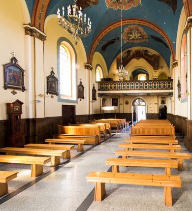 Zdjęcie nr 5: Murowany i orientowany kościół w Gierałtowicach został wzniesiony pw. św. Marina. Jest to trójprzęsłowa budowla jednonawowa zakończona od wschodu prezbiterium zamkniętym pięciobacznie. Od zachodu do nawy dostawiono wyraźnie wydzielony masyw zachodni w typie neoromańskiego westwerku z czworoboczną wieżą na osi. Elewacje kościoła artykułowano za pomocą uskokowych przypór zwieńczonych dachem pulpitowym, wzniesionych na linii lizen przechodzących u dołu w partię cokołową, a u góry w gładki gzyms koronujący, wsparty na fryzie konsolowo-kostkowym. Prezbiterium i nawę przepruto prostokątnymi oknami zakończonymi półkoliście, obramienionych w dolnej części listwą, a w partii łuków zamykających opaską. Masyw wieżowy utworzono z nieznacznie wysuniętej do przodu czworobocznej wieży flankowanej dwoma wysokim aneksami, wychodzącymi poza obrys nawy. Masyw nakryto prostopadłymi do elewacji bocznych wieży dachami siodłowymi. Jego szczyty dekorują, potrójne, półkoliste blendy, zaś boki ujmują wydatne lizeny podtrzymujące gładki gzyms koronujący wsparty na fryzie konsolowe-kostkowym. Czworoboczną wieżę ujęto wysokimi, uskokowymi szkarpami. W jej przyziemiu urządzono kruchtę. Elewacje wieży w górnej kondygnacji przepruto prostokątnymi oknami zamkniętymi półkoliście. Okna zostały podobnie jak na elewacji obramienione w dolnej części listwą, a w partii łuków zamykających opaską. Wieżę zwieńczono fryzem konsolowe-kostkowym podtrzymującym dach kopertowy przechodzący w wieloboczny ostrosłup zwieńczony krzyżem. Wnętrze artykułowano zdwojonymi pilastrami wspartymi na cokołach o gładkich trzonach z głowicami zdobionymi ornamentem liściastym. Na pilastry spływają gurty podtrzymujące sklepienie krzyżowe. Prezbiterium nakryto sklepieniem wspartym na żebrach, przechodzących w smukłe półkolumny z kapitelami korynckimi ustawionymi na cokolikach. W ostatnim, zachodnim przęśle zawieszono na całej jego długości chór muzyczny z drewnianym parapetem, artykułowanym płycinami dekorowanymi arkadami spływającymi na kolumienki o złoconych, liściastych kapitelach. W prezbiterium ustawiono ołtarz główny, a przy wejściu do niego na ścianie północnej zawieszono ambonę. Po drugiej stronie ustawiono chrzcielnicę. 