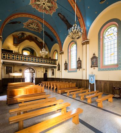 Zdjęcie nr 6: Murowany i orientowany kościół w Gierałtowicach został wzniesiony pw. św. Marina. Jest to trójprzęsłowa budowla jednonawowa zakończona od wschodu prezbiterium zamkniętym pięciobacznie. Od zachodu do nawy dostawiono wyraźnie wydzielony masyw zachodni w typie neoromańskiego westwerku z czworoboczną wieżą na osi. Elewacje kościoła artykułowano za pomocą uskokowych przypór zwieńczonych dachem pulpitowym, wzniesionych na linii lizen przechodzących u dołu w partię cokołową, a u góry w gładki gzyms koronujący, wsparty na fryzie konsolowo-kostkowym. Prezbiterium i nawę przepruto prostokątnymi oknami zakończonymi półkoliście, obramienionych w dolnej części listwą, a w partii łuków zamykających opaską. Masyw wieżowy utworzono z nieznacznie wysuniętej do przodu czworobocznej wieży flankowanej dwoma wysokim aneksami, wychodzącymi poza obrys nawy. Masyw nakryto prostopadłymi do elewacji bocznych wieży dachami siodłowymi. Jego szczyty dekorują, potrójne, półkoliste blendy, zaś boki ujmują wydatne lizeny podtrzymujące gładki gzyms koronujący wsparty na fryzie konsolowe-kostkowym. Czworoboczną wieżę ujęto wysokimi, uskokowymi szkarpami. W jej przyziemiu urządzono kruchtę. Elewacje wieży w górnej kondygnacji przepruto prostokątnymi oknami zamkniętymi półkoliście. Okna zostały podobnie jak na elewacji obramienione w dolnej części listwą, a w partii łuków zamykających opaską. Wieżę zwieńczono fryzem konsolowe-kostkowym podtrzymującym dach kopertowy przechodzący w wieloboczny ostrosłup zwieńczony krzyżem. Wnętrze artykułowano zdwojonymi pilastrami wspartymi na cokołach o gładkich trzonach z głowicami zdobionymi ornamentem liściastym. Na pilastry spływają gurty podtrzymujące sklepienie krzyżowe. Prezbiterium nakryto sklepieniem wspartym na żebrach, przechodzących w smukłe półkolumny z kapitelami korynckimi ustawionymi na cokolikach. W ostatnim, zachodnim przęśle zawieszono na całej jego długości chór muzyczny z drewnianym parapetem, artykułowanym płycinami dekorowanymi arkadami spływającymi na kolumienki o złoconych, liściastych kapitelach. W prezbiterium ustawiono ołtarz główny, a przy wejściu do niego na ścianie północnej zawieszono ambonę. Po drugiej stronie ustawiono chrzcielnicę. 