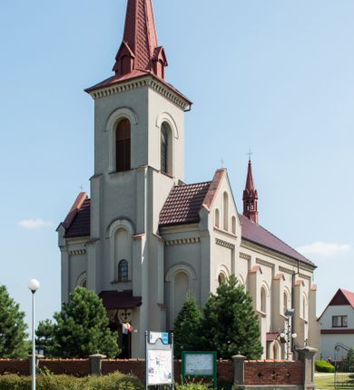 Zdjęcie nr 1: Murowany i orientowany kościół w Gierałtowicach został wzniesiony pw. św. Marina. Jest to trójprzęsłowa budowla jednonawowa zakończona od wschodu prezbiterium zamkniętym pięciobacznie. Od zachodu do nawy dostawiono wyraźnie wydzielony masyw zachodni w typie neoromańskiego westwerku z czworoboczną wieżą na osi. Elewacje kościoła artykułowano za pomocą uskokowych przypór zwieńczonych dachem pulpitowym, wzniesionych na linii lizen przechodzących u dołu w partię cokołową, a u góry w gładki gzyms koronujący, wsparty na fryzie konsolowo-kostkowym. Prezbiterium i nawę przepruto prostokątnymi oknami zakończonymi półkoliście, obramienionych w dolnej części listwą, a w partii łuków zamykających opaską. Masyw wieżowy utworzono z nieznacznie wysuniętej do przodu czworobocznej wieży flankowanej dwoma wysokim aneksami, wychodzącymi poza obrys nawy. Masyw nakryto prostopadłymi do elewacji bocznych wieży dachami siodłowymi. Jego szczyty dekorują, potrójne, półkoliste blendy, zaś boki ujmują wydatne lizeny podtrzymujące gładki gzyms koronujący wsparty na fryzie konsolowe-kostkowym. Czworoboczną wieżę ujęto wysokimi, uskokowymi szkarpami. W jej przyziemiu urządzono kruchtę. Elewacje wieży w górnej kondygnacji przepruto prostokątnymi oknami zamkniętymi półkoliście. Okna zostały podobnie jak na elewacji obramienione w dolnej części listwą, a w partii łuków zamykających opaską. Wieżę zwieńczono fryzem konsolowe-kostkowym podtrzymującym dach kopertowy przechodzący w wieloboczny ostrosłup zwieńczony krzyżem. Wnętrze artykułowano zdwojonymi pilastrami wspartymi na cokołach o gładkich trzonach z głowicami zdobionymi ornamentem liściastym. Na pilastry spływają gurty podtrzymujące sklepienie krzyżowe. Prezbiterium nakryto sklepieniem wspartym na żebrach, przechodzących w smukłe półkolumny z kapitelami korynckimi ustawionymi na cokolikach. W ostatnim, zachodnim przęśle zawieszono na całej jego długości chór muzyczny z drewnianym parapetem, artykułowanym płycinami dekorowanymi arkadami spływającymi na kolumienki o złoconych, liściastych kapitelach. W prezbiterium ustawiono ołtarz główny, a przy wejściu do niego na ścianie północnej zawieszono ambonę. Po drugiej stronie ustawiono chrzcielnicę. 