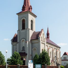 Zdjęcie nr 1: Murowany i orientowany kościół w Gierałtowicach został wzniesiony pw. św. Marina. Jest to trójprzęsłowa budowla jednonawowa zakończona od wschodu prezbiterium zamkniętym pięciobacznie. Od zachodu do nawy dostawiono wyraźnie wydzielony masyw zachodni w typie neoromańskiego westwerku z czworoboczną wieżą na osi. Elewacje kościoła artykułowano za pomocą uskokowych przypór zwieńczonych dachem pulpitowym, wzniesionych na linii lizen przechodzących u dołu w partię cokołową, a u góry w gładki gzyms koronujący, wsparty na fryzie konsolowo-kostkowym. Prezbiterium i nawę przepruto prostokątnymi oknami zakończonymi półkoliście, obramienionych w dolnej części listwą, a w partii łuków zamykających opaską. Masyw wieżowy utworzono z nieznacznie wysuniętej do przodu czworobocznej wieży flankowanej dwoma wysokim aneksami, wychodzącymi poza obrys nawy. Masyw nakryto prostopadłymi do elewacji bocznych wieży dachami siodłowymi. Jego szczyty dekorują, potrójne, półkoliste blendy, zaś boki ujmują wydatne lizeny podtrzymujące gładki gzyms koronujący wsparty na fryzie konsolowe-kostkowym. Czworoboczną wieżę ujęto wysokimi, uskokowymi szkarpami. W jej przyziemiu urządzono kruchtę. Elewacje wieży w górnej kondygnacji przepruto prostokątnymi oknami zamkniętymi półkoliście. Okna zostały podobnie jak na elewacji obramienione w dolnej części listwą, a w partii łuków zamykających opaską. Wieżę zwieńczono fryzem konsolowe-kostkowym podtrzymującym dach kopertowy przechodzący w wieloboczny ostrosłup zwieńczony krzyżem. Wnętrze artykułowano zdwojonymi pilastrami wspartymi na cokołach o gładkich trzonach z głowicami zdobionymi ornamentem liściastym. Na pilastry spływają gurty podtrzymujące sklepienie krzyżowe. Prezbiterium nakryto sklepieniem wspartym na żebrach, przechodzących w smukłe półkolumny z kapitelami korynckimi ustawionymi na cokolikach. W ostatnim, zachodnim przęśle zawieszono na całej jego długości chór muzyczny z drewnianym parapetem, artykułowanym płycinami dekorowanymi arkadami spływającymi na kolumienki o złoconych, liściastych kapitelach. W prezbiterium ustawiono ołtarz główny, a przy wejściu do niego na ścianie północnej zawieszono ambonę. Po drugiej stronie ustawiono chrzcielnicę. 