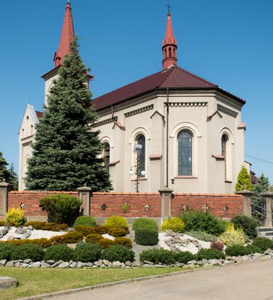 Zdjęcie nr 8: Murowany i orientowany kościół w Gierałtowicach został wzniesiony pw. św. Marina. Jest to trójprzęsłowa budowla jednonawowa zakończona od wschodu prezbiterium zamkniętym pięciobacznie. Od zachodu do nawy dostawiono wyraźnie wydzielony masyw zachodni w typie neoromańskiego westwerku z czworoboczną wieżą na osi. Elewacje kościoła artykułowano za pomocą uskokowych przypór zwieńczonych dachem pulpitowym, wzniesionych na linii lizen przechodzących u dołu w partię cokołową, a u góry w gładki gzyms koronujący, wsparty na fryzie konsolowo-kostkowym. Prezbiterium i nawę przepruto prostokątnymi oknami zakończonymi półkoliście, obramienionych w dolnej części listwą, a w partii łuków zamykających opaską. Masyw wieżowy utworzono z nieznacznie wysuniętej do przodu czworobocznej wieży flankowanej dwoma wysokim aneksami, wychodzącymi poza obrys nawy. Masyw nakryto prostopadłymi do elewacji bocznych wieży dachami siodłowymi. Jego szczyty dekorują, potrójne, półkoliste blendy, zaś boki ujmują wydatne lizeny podtrzymujące gładki gzyms koronujący wsparty na fryzie konsolowe-kostkowym. Czworoboczną wieżę ujęto wysokimi, uskokowymi szkarpami. W jej przyziemiu urządzono kruchtę. Elewacje wieży w górnej kondygnacji przepruto prostokątnymi oknami zamkniętymi półkoliście. Okna zostały podobnie jak na elewacji obramienione w dolnej części listwą, a w partii łuków zamykających opaską. Wieżę zwieńczono fryzem konsolowe-kostkowym podtrzymującym dach kopertowy przechodzący w wieloboczny ostrosłup zwieńczony krzyżem. Wnętrze artykułowano zdwojonymi pilastrami wspartymi na cokołach o gładkich trzonach z głowicami zdobionymi ornamentem liściastym. Na pilastry spływają gurty podtrzymujące sklepienie krzyżowe. Prezbiterium nakryto sklepieniem wspartym na żebrach, przechodzących w smukłe półkolumny z kapitelami korynckimi ustawionymi na cokolikach. W ostatnim, zachodnim przęśle zawieszono na całej jego długości chór muzyczny z drewnianym parapetem, artykułowanym płycinami dekorowanymi arkadami spływającymi na kolumienki o złoconych, liściastych kapitelach. W prezbiterium ustawiono ołtarz główny, a przy wejściu do niego na ścianie północnej zawieszono ambonę. Po drugiej stronie ustawiono chrzcielnicę. 