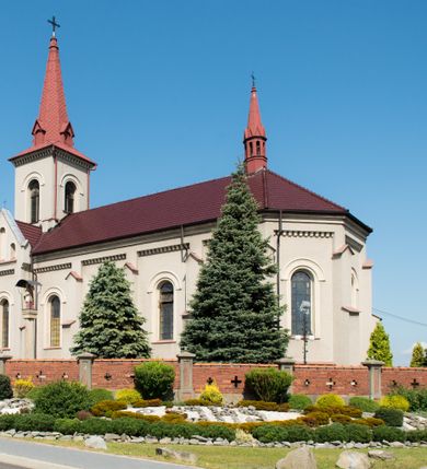 Zdjęcie nr 2: Murowany i orientowany kościół w Gierałtowicach został wzniesiony pw. św. Marina. Jest to trójprzęsłowa budowla jednonawowa zakończona od wschodu prezbiterium zamkniętym pięciobacznie. Od zachodu do nawy dostawiono wyraźnie wydzielony masyw zachodni w typie neoromańskiego westwerku z czworoboczną wieżą na osi. Elewacje kościoła artykułowano za pomocą uskokowych przypór zwieńczonych dachem pulpitowym, wzniesionych na linii lizen przechodzących u dołu w partię cokołową, a u góry w gładki gzyms koronujący, wsparty na fryzie konsolowo-kostkowym. Prezbiterium i nawę przepruto prostokątnymi oknami zakończonymi półkoliście, obramienionych w dolnej części listwą, a w partii łuków zamykających opaską. Masyw wieżowy utworzono z nieznacznie wysuniętej do przodu czworobocznej wieży flankowanej dwoma wysokim aneksami, wychodzącymi poza obrys nawy. Masyw nakryto prostopadłymi do elewacji bocznych wieży dachami siodłowymi. Jego szczyty dekorują, potrójne, półkoliste blendy, zaś boki ujmują wydatne lizeny podtrzymujące gładki gzyms koronujący wsparty na fryzie konsolowe-kostkowym. Czworoboczną wieżę ujęto wysokimi, uskokowymi szkarpami. W jej przyziemiu urządzono kruchtę. Elewacje wieży w górnej kondygnacji przepruto prostokątnymi oknami zamkniętymi półkoliście. Okna zostały podobnie jak na elewacji obramienione w dolnej części listwą, a w partii łuków zamykających opaską. Wieżę zwieńczono fryzem konsolowe-kostkowym podtrzymującym dach kopertowy przechodzący w wieloboczny ostrosłup zwieńczony krzyżem. Wnętrze artykułowano zdwojonymi pilastrami wspartymi na cokołach o gładkich trzonach z głowicami zdobionymi ornamentem liściastym. Na pilastry spływają gurty podtrzymujące sklepienie krzyżowe. Prezbiterium nakryto sklepieniem wspartym na żebrach, przechodzących w smukłe półkolumny z kapitelami korynckimi ustawionymi na cokolikach. W ostatnim, zachodnim przęśle zawieszono na całej jego długości chór muzyczny z drewnianym parapetem, artykułowanym płycinami dekorowanymi arkadami spływającymi na kolumienki o złoconych, liściastych kapitelach. W prezbiterium ustawiono ołtarz główny, a przy wejściu do niego na ścianie północnej zawieszono ambonę. Po drugiej stronie ustawiono chrzcielnicę. 