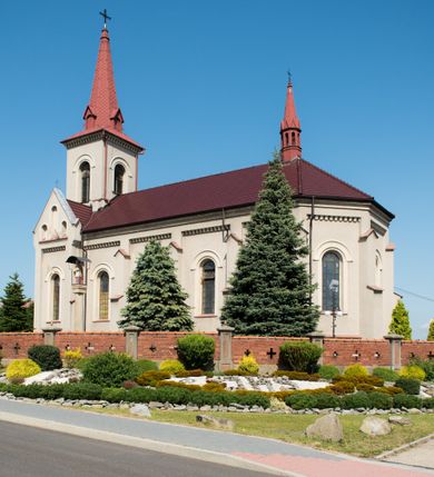 Zdjęcie nr 7: Murowany i orientowany kościół w Gierałtowicach został wzniesiony pw. św. Marina. Jest to trójprzęsłowa budowla jednonawowa zakończona od wschodu prezbiterium zamkniętym pięciobacznie. Od zachodu do nawy dostawiono wyraźnie wydzielony masyw zachodni w typie neoromańskiego westwerku z czworoboczną wieżą na osi. Elewacje kościoła artykułowano za pomocą uskokowych przypór zwieńczonych dachem pulpitowym, wzniesionych na linii lizen przechodzących u dołu w partię cokołową, a u góry w gładki gzyms koronujący, wsparty na fryzie konsolowo-kostkowym. Prezbiterium i nawę przepruto prostokątnymi oknami zakończonymi półkoliście, obramienionych w dolnej części listwą, a w partii łuków zamykających opaską. Masyw wieżowy utworzono z nieznacznie wysuniętej do przodu czworobocznej wieży flankowanej dwoma wysokim aneksami, wychodzącymi poza obrys nawy. Masyw nakryto prostopadłymi do elewacji bocznych wieży dachami siodłowymi. Jego szczyty dekorują, potrójne, półkoliste blendy, zaś boki ujmują wydatne lizeny podtrzymujące gładki gzyms koronujący wsparty na fryzie konsolowe-kostkowym. Czworoboczną wieżę ujęto wysokimi, uskokowymi szkarpami. W jej przyziemiu urządzono kruchtę. Elewacje wieży w górnej kondygnacji przepruto prostokątnymi oknami zamkniętymi półkoliście. Okna zostały podobnie jak na elewacji obramienione w dolnej części listwą, a w partii łuków zamykających opaską. Wieżę zwieńczono fryzem konsolowe-kostkowym podtrzymującym dach kopertowy przechodzący w wieloboczny ostrosłup zwieńczony krzyżem. Wnętrze artykułowano zdwojonymi pilastrami wspartymi na cokołach o gładkich trzonach z głowicami zdobionymi ornamentem liściastym. Na pilastry spływają gurty podtrzymujące sklepienie krzyżowe. Prezbiterium nakryto sklepieniem wspartym na żebrach, przechodzących w smukłe półkolumny z kapitelami korynckimi ustawionymi na cokolikach. W ostatnim, zachodnim przęśle zawieszono na całej jego długości chór muzyczny z drewnianym parapetem, artykułowanym płycinami dekorowanymi arkadami spływającymi na kolumienki o złoconych, liściastych kapitelach. W prezbiterium ustawiono ołtarz główny, a przy wejściu do niego na ścianie północnej zawieszono ambonę. Po drugiej stronie ustawiono chrzcielnicę. 