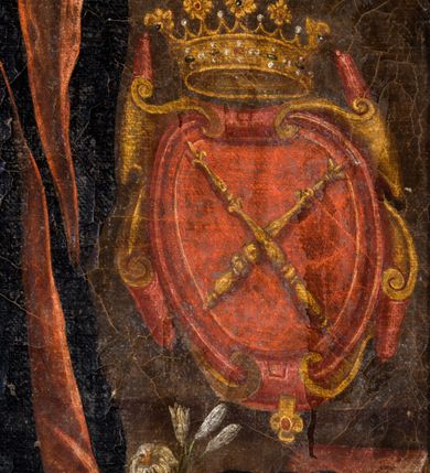 Zdjęcie nr 7: Obraz uzyskał kształt stojącego prostokąta. Ujmuje go współczesna, profilowana i złocona rama gipsowa. W centrum kompozycji ukazano z uniesioną głową klęczącego św. Jana Kantego. Duchowny został ujęty w trzech czwartych w prawo. Lewą rękę przykłada do piersi, prawą zaś wyciągniętą odsuwa od siebie. Jest to starszy mężczyzna o pociągłej twarzy z jasną karnacją, wysokim łysym czołem oraz siwiejącymi resztkami włosów odsłaniającymi lewe ucho i krótką brodą. Ma prosty nos, spojrzenie skierowane na otwierające się niebiosa oraz wydatne, pełne wargi. Jego głowę otacza jaśniejąca poświata. Jan ubrany jest w czarną sutannę i podbitą czerwienią czarną togę akademicką z gronostajowym kołnierzem. Przy jego nogach w prawym rogu obrazu na zamkniętej księdze leży biret, a obok lilia. Powyżej widać w rollwerkowym kartuszu pod złotą koroną dwa skrzyżowane złote berła w czerwonym polu - herb Uniwersytetu Jagiellońskiego. W prawym, górnym rogu kompozycji w otwartych niebiosach utworzonych z szarobiałych obłoków na jaśniejącym tle wyobrażono Chrystusa w studni oraz stojącą za nim ze złożonymi do modlitwy rękami Matkę Boską. Na brzegu sarkofagu, w którym stoi Chrystus Bolesny widać złoty kielich, do którego tryska krew z przebitego boku Pana. Z kolei nad głową św. Jana na podobnych obłokach przedstawiono uskrzydlonego aniołka trzymającego oburącz wieniec laurowy, który nakłada na głowę świetego.