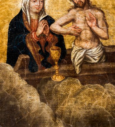 Zdjęcie nr 3: Obraz uzyskał kształt stojącego prostokąta. Ujmuje go współczesna, profilowana i złocona rama gipsowa. W centrum kompozycji ukazano z uniesioną głową klęczącego św. Jana Kantego. Duchowny został ujęty w trzech czwartych w prawo. Lewą rękę przykłada do piersi, prawą zaś wyciągniętą odsuwa od siebie. Jest to starszy mężczyzna o pociągłej twarzy z jasną karnacją, wysokim łysym czołem oraz siwiejącymi resztkami włosów odsłaniającymi lewe ucho i krótką brodą. Ma prosty nos, spojrzenie skierowane na otwierające się niebiosa oraz wydatne, pełne wargi. Jego głowę otacza jaśniejąca poświata. Jan ubrany jest w czarną sutannę i podbitą czerwienią czarną togę akademicką z gronostajowym kołnierzem. Przy jego nogach w prawym rogu obrazu na zamkniętej księdze leży biret, a obok lilia. Powyżej widać w rollwerkowym kartuszu pod złotą koroną dwa skrzyżowane złote berła w czerwonym polu - herb Uniwersytetu Jagiellońskiego. W prawym, górnym rogu kompozycji w otwartych niebiosach utworzonych z szarobiałych obłoków na jaśniejącym tle wyobrażono Chrystusa w studni oraz stojącą za nim ze złożonymi do modlitwy rękami Matkę Boską. Na brzegu sarkofagu, w którym stoi Chrystus Bolesny widać złoty kielich, do którego tryska krew z przebitego boku Pana. Z kolei nad głową św. Jana na podobnych obłokach przedstawiono uskrzydlonego aniołka trzymającego oburącz wieniec laurowy, który nakłada na głowę świetego.