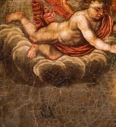 Zdjęcie nr 4: Obraz uzyskał kształt stojącego prostokąta. Ujmuje go współczesna, profilowana i złocona rama gipsowa. W centrum kompozycji ukazano z uniesioną głową klęczącego św. Jana Kantego. Duchowny został ujęty w trzech czwartych w prawo. Lewą rękę przykłada do piersi, prawą zaś wyciągniętą odsuwa od siebie. Jest to starszy mężczyzna o pociągłej twarzy z jasną karnacją, wysokim łysym czołem oraz siwiejącymi resztkami włosów odsłaniającymi lewe ucho i krótką brodą. Ma prosty nos, spojrzenie skierowane na otwierające się niebiosa oraz wydatne, pełne wargi. Jego głowę otacza jaśniejąca poświata. Jan ubrany jest w czarną sutannę i podbitą czerwienią czarną togę akademicką z gronostajowym kołnierzem. Przy jego nogach w prawym rogu obrazu na zamkniętej księdze leży biret, a obok lilia. Powyżej widać w rollwerkowym kartuszu pod złotą koroną dwa skrzyżowane złote berła w czerwonym polu - herb Uniwersytetu Jagiellońskiego. W prawym, górnym rogu kompozycji w otwartych niebiosach utworzonych z szarobiałych obłoków na jaśniejącym tle wyobrażono Chrystusa w studni oraz stojącą za nim ze złożonymi do modlitwy rękami Matkę Boską. Na brzegu sarkofagu, w którym stoi Chrystus Bolesny widać złoty kielich, do którego tryska krew z przebitego boku Pana. Z kolei nad głową św. Jana na podobnych obłokach przedstawiono uskrzydlonego aniołka trzymającego oburącz wieniec laurowy, który nakłada na głowę świetego.