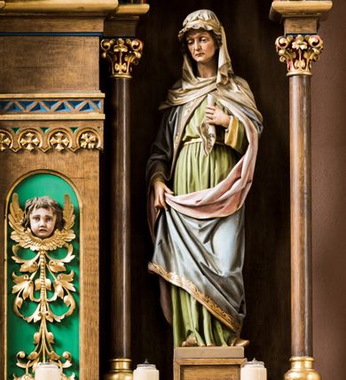 Zdjęcie nr 11: Trójosiowy ołtarz przyścienny uzyskał formę architektonicznej nastawy jednokondygnacyjnej ze zwieńczeniem. Sarkofagowy stipes ołtarzowy wsparto na profilowanym cokole, wieńcząc go gzymsem. Wspiera on drewnianą mensę z portatylem. Ołtarz ustawiono na podeście z dwoma gradusami. Retabulum zostało zaopatrzone w wysoki, drewniany cokół zwieńczony dekoracyjną listwą z motywami roślinno-kwiatowymi. Na cokole ustawiono trójosiową predellę. Jej środkową część wydzielono za pomocą wysokich, fazowanych postumentów, pomiędzy którymi znalazła się płycina z połączonymi ze sobą dwiema arkadami, których łuki przechodzą na profilowany wspornik ozdobiony ornamentem roślinno-kwiatowym. Płaskorzeźbiony ornament roślinno-kwiatowy poprowadzono także w świetle arkady. Po bokach widoczne są dwie kolejne, półkoliste arkady z podłuczami wypełnionymi arkaturą o czerwonych polach z płaskorzeźbionym ornamentem kwiatowo-roślinnym. W kondygnacji na osi środkowej usytuowano półkolistą arkadę ze zdwojonymi archiwoltami, wspartymi na podwójnych półkolumnach, o prostych bazach i kapitelach z motywem roślinnym. Arkadę flankują postumenty z półkoliście zamkniętymi płycinami o zielonych polach, wypełnionych płaskorzeźbionymi, skrzydlatymi główkami aniołków i motywami roślinnymi. Ponad gzymsem znalazły się półkoliste muszle. Arkadę zdobi biegnący po zewnętrznej ornament utworzony ze stylizowanych liści oraz szyszek, przedzielony na osi krzyżem. We wnętrz arkady umieszczono obraz w kształcie prostokąta zakończony półkoliście z przedstawieniem św. Anny Samotrzeć, dekorowany sukienką wotywną, nałożoną na aksamitne tło. Obraz zasłaniają dwie zasuwy z przedstawieniem Matki Boskiej Nieustającej Pomocy i św. Józefa. Poniżej obrazu widoczny jest parapet cokołu wprowadzonego w dolnej części arkady. Arkadę wieńczy belkowanie wyłamane na osi w formie nadwieszonego trójkąta, wsparte na dwóch  postumentach. Szczyt dekoruje ornament roślinny z motywem kół oraz ćwierci półkolistych muszli i stylizowany neogotycki kwiaton. Postumenty, wypełnione zaślepionym maswerkiem, ponad gzymsem przechodzą w dwie czworoboczne fiale, zakończone ostrosłupowym zwieńczeniem dekorowanym żabkami i kwiatonami, przechodzącymi w krzyże o trójlistnie zakończonych ramionach. W dolnych częściach fial usytuowano wycinane, trójlistne, zielone płyciny z motywem koniczyny przechodzące w listewki zakończone trójlistnie. Pomiędzy fialami wypiętrzono zwieńczenie utworzone z ostrołukowej arkady wspartej na zdwojonych półkolumnach. Na szczycie arkady umieszczono stylizowany neogotycki kwiaton, a po bokach płaskorzeźbione ornamenty kwiatowo-roślinne. Pod arkadą w polu zwieńczenia umieszczono prostokątny obraz zamknięty półkoliście z przedstawieniem Archanioła Rafała i Tobiasza. W osiach bocznych retabulum na poziomie kondygnacji znalazły się dwie wnęki arkadowe wsparte na kolumnach o roślinnych kapitelach i prostych bazach, umieszczonych na niskich cokołach. Całość została wsparta na cokoliku dekorowanym ornamentem roślinnym. Półkoliste arkady wypełniono pseudogotyckim maswerkiem. We wnękach ustawiono pełnoplastyczne rzeźby św. Zachariasza i św. Elżbiety. Powyżej usytuowano dekoracyjne zwieńczenie nawiązujące do pseudogotyckich fial z trzema sterczynami.