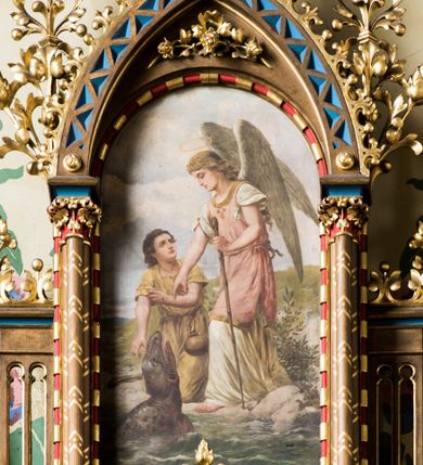 Zdjęcie nr 12: Trójosiowy ołtarz przyścienny uzyskał formę architektonicznej nastawy jednokondygnacyjnej ze zwieńczeniem. Sarkofagowy stipes ołtarzowy wsparto na profilowanym cokole, wieńcząc go gzymsem. Wspiera on drewnianą mensę z portatylem. Ołtarz ustawiono na podeście z dwoma gradusami. Retabulum zostało zaopatrzone w wysoki, drewniany cokół zwieńczony dekoracyjną listwą z motywami roślinno-kwiatowymi. Na cokole ustawiono trójosiową predellę. Jej środkową część wydzielono za pomocą wysokich, fazowanych postumentów, pomiędzy którymi znalazła się płycina z połączonymi ze sobą dwiema arkadami, których łuki przechodzą na profilowany wspornik ozdobiony ornamentem roślinno-kwiatowym. Płaskorzeźbiony ornament roślinno-kwiatowy poprowadzono także w świetle arkady. Po bokach widoczne są dwie kolejne, półkoliste arkady z podłuczami wypełnionymi arkaturą o czerwonych polach z płaskorzeźbionym ornamentem kwiatowo-roślinnym. W kondygnacji na osi środkowej usytuowano półkolistą arkadę ze zdwojonymi archiwoltami, wspartymi na podwójnych półkolumnach, o prostych bazach i kapitelach z motywem roślinnym. Arkadę flankują postumenty z półkoliście zamkniętymi płycinami o zielonych polach, wypełnionych płaskorzeźbionymi, skrzydlatymi główkami aniołków i motywami roślinnymi. Ponad gzymsem znalazły się półkoliste muszle. Arkadę zdobi biegnący po zewnętrznej ornament utworzony ze stylizowanych liści oraz szyszek, przedzielony na osi krzyżem. We wnętrz arkady umieszczono obraz w kształcie prostokąta zakończony półkoliście z przedstawieniem św. Anny Samotrzeć, dekorowany sukienką wotywną, nałożoną na aksamitne tło. Obraz zasłaniają dwie zasuwy z przedstawieniem Matki Boskiej Nieustającej Pomocy i św. Józefa. Poniżej obrazu widoczny jest parapet cokołu wprowadzonego w dolnej części arkady. Arkadę wieńczy belkowanie wyłamane na osi w formie nadwieszonego trójkąta, wsparte na dwóch  postumentach. Szczyt dekoruje ornament roślinny z motywem kół oraz ćwierci półkolistych muszli i stylizowany neogotycki kwiaton. Postumenty, wypełnione zaślepionym maswerkiem, ponad gzymsem przechodzą w dwie czworoboczne fiale, zakończone ostrosłupowym zwieńczeniem dekorowanym żabkami i kwiatonami, przechodzącymi w krzyże o trójlistnie zakończonych ramionach. W dolnych częściach fial usytuowano wycinane, trójlistne, zielone płyciny z motywem koniczyny przechodzące w listewki zakończone trójlistnie. Pomiędzy fialami wypiętrzono zwieńczenie utworzone z ostrołukowej arkady wspartej na zdwojonych półkolumnach. Na szczycie arkady umieszczono stylizowany neogotycki kwiaton, a po bokach płaskorzeźbione ornamenty kwiatowo-roślinne. Pod arkadą w polu zwieńczenia umieszczono prostokątny obraz zamknięty półkoliście z przedstawieniem Archanioła Rafała i Tobiasza. W osiach bocznych retabulum na poziomie kondygnacji znalazły się dwie wnęki arkadowe wsparte na kolumnach o roślinnych kapitelach i prostych bazach, umieszczonych na niskich cokołach. Całość została wsparta na cokoliku dekorowanym ornamentem roślinnym. Półkoliste arkady wypełniono pseudogotyckim maswerkiem. We wnękach ustawiono pełnoplastyczne rzeźby św. Zachariasza i św. Elżbiety. Powyżej usytuowano dekoracyjne zwieńczenie nawiązujące do pseudogotyckich fial z trzema sterczynami.