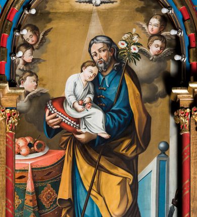 Zdjęcie nr 13: Trójosiowy ołtarz przyścienny uzyskał formę architektonicznej nastawy jednokondygnacyjnej ze zwieńczeniem. Sarkofagowy stipes ołtarzowy wsparto na profilowanym cokole, wieńcząc go gzymsem. Wspiera on drewnianą mensę z portatylem. Ołtarz ustawiono na podeście z dwoma gradusami. Retabulum zostało zaopatrzone w wysoki, drewniany cokół zwieńczony dekoracyjną listwą z motywami roślinno-kwiatowymi. Na cokole ustawiono trójosiową predellę. Jej środkową część wydzielono za pomocą wysokich, fazowanych postumentów, pomiędzy którymi znalazła się płycina z połączonymi ze sobą dwiema arkadami, których łuki przechodzą na profilowany wspornik ozdobiony ornamentem roślinno-kwiatowym. Płaskorzeźbiony ornament roślinno-kwiatowy poprowadzono także w świetle arkady. Po bokach widoczne są dwie kolejne, półkoliste arkady z podłuczami wypełnionymi arkaturą o czerwonych polach z płaskorzeźbionym ornamentem kwiatowo-roślinnym. W kondygnacji na osi środkowej usytuowano półkolistą arkadę ze zdwojonymi archiwoltami, wspartymi na podwójnych półkolumnach, o prostych bazach i kapitelach z motywem roślinnym. Arkadę flankują postumenty z półkoliście zamkniętymi płycinami o zielonych polach, wypełnionych płaskorzeźbionymi, skrzydlatymi główkami aniołków i motywami roślinnymi. Ponad gzymsem znalazły się półkoliste muszle. Arkadę zdobi biegnący po zewnętrznej ornament utworzony ze stylizowanych liści oraz szyszek, przedzielony na osi krzyżem. We wnętrz arkady umieszczono obraz w kształcie prostokąta zakończony półkoliście z przedstawieniem św. Anny Samotrzeć, dekorowany sukienką wotywną, nałożoną na aksamitne tło. Obraz zasłaniają dwie zasuwy z przedstawieniem Matki Boskiej Nieustającej Pomocy i św. Józefa. Poniżej obrazu widoczny jest parapet cokołu wprowadzonego w dolnej części arkady. Arkadę wieńczy belkowanie wyłamane na osi w formie nadwieszonego trójkąta, wsparte na dwóch  postumentach. Szczyt dekoruje ornament roślinny z motywem kół oraz ćwierci półkolistych muszli i stylizowany neogotycki kwiaton. Postumenty, wypełnione zaślepionym maswerkiem, ponad gzymsem przechodzą w dwie czworoboczne fiale, zakończone ostrosłupowym zwieńczeniem dekorowanym żabkami i kwiatonami, przechodzącymi w krzyże o trójlistnie zakończonych ramionach. W dolnych częściach fial usytuowano wycinane, trójlistne, zielone płyciny z motywem koniczyny przechodzące w listewki zakończone trójlistnie. Pomiędzy fialami wypiętrzono zwieńczenie utworzone z ostrołukowej arkady wspartej na zdwojonych półkolumnach. Na szczycie arkady umieszczono stylizowany neogotycki kwiaton, a po bokach płaskorzeźbione ornamenty kwiatowo-roślinne. Pod arkadą w polu zwieńczenia umieszczono prostokątny obraz zamknięty półkoliście z przedstawieniem Archanioła Rafała i Tobiasza. W osiach bocznych retabulum na poziomie kondygnacji znalazły się dwie wnęki arkadowe wsparte na kolumnach o roślinnych kapitelach i prostych bazach, umieszczonych na niskich cokołach. Całość została wsparta na cokoliku dekorowanym ornamentem roślinnym. Półkoliste arkady wypełniono pseudogotyckim maswerkiem. We wnękach ustawiono pełnoplastyczne rzeźby św. Zachariasza i św. Elżbiety. Powyżej usytuowano dekoracyjne zwieńczenie nawiązujące do pseudogotyckich fial z trzema sterczynami.