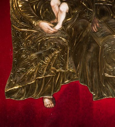 Zdjęcie nr 8: Trójosiowy ołtarz przyścienny uzyskał formę architektonicznej nastawy jednokondygnacyjnej ze zwieńczeniem. Sarkofagowy stipes ołtarzowy wsparto na profilowanym cokole, wieńcząc go gzymsem. Wspiera on drewnianą mensę z portatylem. Ołtarz ustawiono na podeście z dwoma gradusami. Retabulum zostało zaopatrzone w wysoki, drewniany cokół zwieńczony dekoracyjną listwą z motywami roślinno-kwiatowymi. Na cokole ustawiono trójosiową predellę. Jej środkową część wydzielono za pomocą wysokich, fazowanych postumentów, pomiędzy którymi znalazła się płycina z połączonymi ze sobą dwiema arkadami, których łuki przechodzą na profilowany wspornik ozdobiony ornamentem roślinno-kwiatowym. Płaskorzeźbiony ornament roślinno-kwiatowy poprowadzono także w świetle arkady. Po bokach widoczne są dwie kolejne, półkoliste arkady z podłuczami wypełnionymi arkaturą o czerwonych polach z płaskorzeźbionym ornamentem kwiatowo-roślinnym. W kondygnacji na osi środkowej usytuowano półkolistą arkadę ze zdwojonymi archiwoltami, wspartymi na podwójnych półkolumnach, o prostych bazach i kapitelach z motywem roślinnym. Arkadę flankują postumenty z półkoliście zamkniętymi płycinami o zielonych polach, wypełnionych płaskorzeźbionymi, skrzydlatymi główkami aniołków i motywami roślinnymi. Ponad gzymsem znalazły się półkoliste muszle. Arkadę zdobi biegnący po zewnętrznej ornament utworzony ze stylizowanych liści oraz szyszek, przedzielony na osi krzyżem. We wnętrz arkady umieszczono obraz w kształcie prostokąta zakończony półkoliście z przedstawieniem św. Anny Samotrzeć, dekorowany sukienką wotywną, nałożoną na aksamitne tło. Obraz zasłaniają dwie zasuwy z przedstawieniem Matki Boskiej Nieustającej Pomocy i św. Józefa. Poniżej obrazu widoczny jest parapet cokołu wprowadzonego w dolnej części arkady. Arkadę wieńczy belkowanie wyłamane na osi w formie nadwieszonego trójkąta, wsparte na dwóch  postumentach. Szczyt dekoruje ornament roślinny z motywem kół oraz ćwierci półkolistych muszli i stylizowany neogotycki kwiaton. Postumenty, wypełnione zaślepionym maswerkiem, ponad gzymsem przechodzą w dwie czworoboczne fiale, zakończone ostrosłupowym zwieńczeniem dekorowanym żabkami i kwiatonami, przechodzącymi w krzyże o trójlistnie zakończonych ramionach. W dolnych częściach fial usytuowano wycinane, trójlistne, zielone płyciny z motywem koniczyny przechodzące w listewki zakończone trójlistnie. Pomiędzy fialami wypiętrzono zwieńczenie utworzone z ostrołukowej arkady wspartej na zdwojonych półkolumnach. Na szczycie arkady umieszczono stylizowany neogotycki kwiaton, a po bokach płaskorzeźbione ornamenty kwiatowo-roślinne. Pod arkadą w polu zwieńczenia umieszczono prostokątny obraz zamknięty półkoliście z przedstawieniem Archanioła Rafała i Tobiasza. W osiach bocznych retabulum na poziomie kondygnacji znalazły się dwie wnęki arkadowe wsparte na kolumnach o roślinnych kapitelach i prostych bazach, umieszczonych na niskich cokołach. Całość została wsparta na cokoliku dekorowanym ornamentem roślinnym. Półkoliste arkady wypełniono pseudogotyckim maswerkiem. We wnękach ustawiono pełnoplastyczne rzeźby św. Zachariasza i św. Elżbiety. Powyżej usytuowano dekoracyjne zwieńczenie nawiązujące do pseudogotyckich fial z trzema sterczynami.