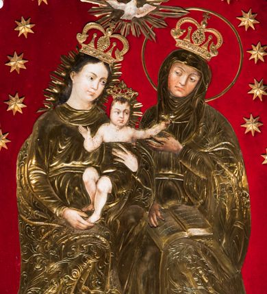 Zdjęcie nr 7: Trójosiowy ołtarz przyścienny uzyskał formę architektonicznej nastawy jednokondygnacyjnej ze zwieńczeniem. Sarkofagowy stipes ołtarzowy wsparto na profilowanym cokole, wieńcząc go gzymsem. Wspiera on drewnianą mensę z portatylem. Ołtarz ustawiono na podeście z dwoma gradusami. Retabulum zostało zaopatrzone w wysoki, drewniany cokół zwieńczony dekoracyjną listwą z motywami roślinno-kwiatowymi. Na cokole ustawiono trójosiową predellę. Jej środkową część wydzielono za pomocą wysokich, fazowanych postumentów, pomiędzy którymi znalazła się płycina z połączonymi ze sobą dwiema arkadami, których łuki przechodzą na profilowany wspornik ozdobiony ornamentem roślinno-kwiatowym. Płaskorzeźbiony ornament roślinno-kwiatowy poprowadzono także w świetle arkady. Po bokach widoczne są dwie kolejne, półkoliste arkady z podłuczami wypełnionymi arkaturą o czerwonych polach z płaskorzeźbionym ornamentem kwiatowo-roślinnym. W kondygnacji na osi środkowej usytuowano półkolistą arkadę ze zdwojonymi archiwoltami, wspartymi na podwójnych półkolumnach, o prostych bazach i kapitelach z motywem roślinnym. Arkadę flankują postumenty z półkoliście zamkniętymi płycinami o zielonych polach, wypełnionych płaskorzeźbionymi, skrzydlatymi główkami aniołków i motywami roślinnymi. Ponad gzymsem znalazły się półkoliste muszle. Arkadę zdobi biegnący po zewnętrznej ornament utworzony ze stylizowanych liści oraz szyszek, przedzielony na osi krzyżem. We wnętrz arkady umieszczono obraz w kształcie prostokąta zakończony półkoliście z przedstawieniem św. Anny Samotrzeć, dekorowany sukienką wotywną, nałożoną na aksamitne tło. Obraz zasłaniają dwie zasuwy z przedstawieniem Matki Boskiej Nieustającej Pomocy i św. Józefa. Poniżej obrazu widoczny jest parapet cokołu wprowadzonego w dolnej części arkady. Arkadę wieńczy belkowanie wyłamane na osi w formie nadwieszonego trójkąta, wsparte na dwóch  postumentach. Szczyt dekoruje ornament roślinny z motywem kół oraz ćwierci półkolistych muszli i stylizowany neogotycki kwiaton. Postumenty, wypełnione zaślepionym maswerkiem, ponad gzymsem przechodzą w dwie czworoboczne fiale, zakończone ostrosłupowym zwieńczeniem dekorowanym żabkami i kwiatonami, przechodzącymi w krzyże o trójlistnie zakończonych ramionach. W dolnych częściach fial usytuowano wycinane, trójlistne, zielone płyciny z motywem koniczyny przechodzące w listewki zakończone trójlistnie. Pomiędzy fialami wypiętrzono zwieńczenie utworzone z ostrołukowej arkady wspartej na zdwojonych półkolumnach. Na szczycie arkady umieszczono stylizowany neogotycki kwiaton, a po bokach płaskorzeźbione ornamenty kwiatowo-roślinne. Pod arkadą w polu zwieńczenia umieszczono prostokątny obraz zamknięty półkoliście z przedstawieniem Archanioła Rafała i Tobiasza. W osiach bocznych retabulum na poziomie kondygnacji znalazły się dwie wnęki arkadowe wsparte na kolumnach o roślinnych kapitelach i prostych bazach, umieszczonych na niskich cokołach. Całość została wsparta na cokoliku dekorowanym ornamentem roślinnym. Półkoliste arkady wypełniono pseudogotyckim maswerkiem. We wnękach ustawiono pełnoplastyczne rzeźby św. Zachariasza i św. Elżbiety. Powyżej usytuowano dekoracyjne zwieńczenie nawiązujące do pseudogotyckich fial z trzema sterczynami.