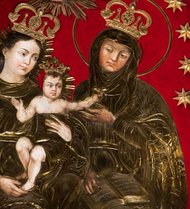 Zdjęcie nr 9: Trójosiowy ołtarz przyścienny uzyskał formę architektonicznej nastawy jednokondygnacyjnej ze zwieńczeniem. Sarkofagowy stipes ołtarzowy wsparto na profilowanym cokole, wieńcząc go gzymsem. Wspiera on drewnianą mensę z portatylem. Ołtarz ustawiono na podeście z dwoma gradusami. Retabulum zostało zaopatrzone w wysoki, drewniany cokół zwieńczony dekoracyjną listwą z motywami roślinno-kwiatowymi. Na cokole ustawiono trójosiową predellę. Jej środkową część wydzielono za pomocą wysokich, fazowanych postumentów, pomiędzy którymi znalazła się płycina z połączonymi ze sobą dwiema arkadami, których łuki przechodzą na profilowany wspornik ozdobiony ornamentem roślinno-kwiatowym. Płaskorzeźbiony ornament roślinno-kwiatowy poprowadzono także w świetle arkady. Po bokach widoczne są dwie kolejne, półkoliste arkady z podłuczami wypełnionymi arkaturą o czerwonych polach z płaskorzeźbionym ornamentem kwiatowo-roślinnym. W kondygnacji na osi środkowej usytuowano półkolistą arkadę ze zdwojonymi archiwoltami, wspartymi na podwójnych półkolumnach, o prostych bazach i kapitelach z motywem roślinnym. Arkadę flankują postumenty z półkoliście zamkniętymi płycinami o zielonych polach, wypełnionych płaskorzeźbionymi, skrzydlatymi główkami aniołków i motywami roślinnymi. Ponad gzymsem znalazły się półkoliste muszle. Arkadę zdobi biegnący po zewnętrznej ornament utworzony ze stylizowanych liści oraz szyszek, przedzielony na osi krzyżem. We wnętrz arkady umieszczono obraz w kształcie prostokąta zakończony półkoliście z przedstawieniem św. Anny Samotrzeć, dekorowany sukienką wotywną, nałożoną na aksamitne tło. Obraz zasłaniają dwie zasuwy z przedstawieniem Matki Boskiej Nieustającej Pomocy i św. Józefa. Poniżej obrazu widoczny jest parapet cokołu wprowadzonego w dolnej części arkady. Arkadę wieńczy belkowanie wyłamane na osi w formie nadwieszonego trójkąta, wsparte na dwóch  postumentach. Szczyt dekoruje ornament roślinny z motywem kół oraz ćwierci półkolistych muszli i stylizowany neogotycki kwiaton. Postumenty, wypełnione zaślepionym maswerkiem, ponad gzymsem przechodzą w dwie czworoboczne fiale, zakończone ostrosłupowym zwieńczeniem dekorowanym żabkami i kwiatonami, przechodzącymi w krzyże o trójlistnie zakończonych ramionach. W dolnych częściach fial usytuowano wycinane, trójlistne, zielone płyciny z motywem koniczyny przechodzące w listewki zakończone trójlistnie. Pomiędzy fialami wypiętrzono zwieńczenie utworzone z ostrołukowej arkady wspartej na zdwojonych półkolumnach. Na szczycie arkady umieszczono stylizowany neogotycki kwiaton, a po bokach płaskorzeźbione ornamenty kwiatowo-roślinne. Pod arkadą w polu zwieńczenia umieszczono prostokątny obraz zamknięty półkoliście z przedstawieniem Archanioła Rafała i Tobiasza. W osiach bocznych retabulum na poziomie kondygnacji znalazły się dwie wnęki arkadowe wsparte na kolumnach o roślinnych kapitelach i prostych bazach, umieszczonych na niskich cokołach. Całość została wsparta na cokoliku dekorowanym ornamentem roślinnym. Półkoliste arkady wypełniono pseudogotyckim maswerkiem. We wnękach ustawiono pełnoplastyczne rzeźby św. Zachariasza i św. Elżbiety. Powyżej usytuowano dekoracyjne zwieńczenie nawiązujące do pseudogotyckich fial z trzema sterczynami.