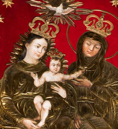 Zdjęcie nr 6: Trójosiowy ołtarz przyścienny uzyskał formę architektonicznej nastawy jednokondygnacyjnej ze zwieńczeniem. Sarkofagowy stipes ołtarzowy wsparto na profilowanym cokole, wieńcząc go gzymsem. Wspiera on drewnianą mensę z portatylem. Ołtarz ustawiono na podeście z dwoma gradusami. Retabulum zostało zaopatrzone w wysoki, drewniany cokół zwieńczony dekoracyjną listwą z motywami roślinno-kwiatowymi. Na cokole ustawiono trójosiową predellę. Jej środkową część wydzielono za pomocą wysokich, fazowanych postumentów, pomiędzy którymi znalazła się płycina z połączonymi ze sobą dwiema arkadami, których łuki przechodzą na profilowany wspornik ozdobiony ornamentem roślinno-kwiatowym. Płaskorzeźbiony ornament roślinno-kwiatowy poprowadzono także w świetle arkady. Po bokach widoczne są dwie kolejne, półkoliste arkady z podłuczami wypełnionymi arkaturą o czerwonych polach z płaskorzeźbionym ornamentem kwiatowo-roślinnym. W kondygnacji na osi środkowej usytuowano półkolistą arkadę ze zdwojonymi archiwoltami, wspartymi na podwójnych półkolumnach, o prostych bazach i kapitelach z motywem roślinnym. Arkadę flankują postumenty z półkoliście zamkniętymi płycinami o zielonych polach, wypełnionych płaskorzeźbionymi, skrzydlatymi główkami aniołków i motywami roślinnymi. Ponad gzymsem znalazły się półkoliste muszle. Arkadę zdobi biegnący po zewnętrznej ornament utworzony ze stylizowanych liści oraz szyszek, przedzielony na osi krzyżem. We wnętrz arkady umieszczono obraz w kształcie prostokąta zakończony półkoliście z przedstawieniem św. Anny Samotrzeć, dekorowany sukienką wotywną, nałożoną na aksamitne tło. Obraz zasłaniają dwie zasuwy z przedstawieniem Matki Boskiej Nieustającej Pomocy i św. Józefa. Poniżej obrazu widoczny jest parapet cokołu wprowadzonego w dolnej części arkady. Arkadę wieńczy belkowanie wyłamane na osi w formie nadwieszonego trójkąta, wsparte na dwóch  postumentach. Szczyt dekoruje ornament roślinny z motywem kół oraz ćwierci półkolistych muszli i stylizowany neogotycki kwiaton. Postumenty, wypełnione zaślepionym maswerkiem, ponad gzymsem przechodzą w dwie czworoboczne fiale, zakończone ostrosłupowym zwieńczeniem dekorowanym żabkami i kwiatonami, przechodzącymi w krzyże o trójlistnie zakończonych ramionach. W dolnych częściach fial usytuowano wycinane, trójlistne, zielone płyciny z motywem koniczyny przechodzące w listewki zakończone trójlistnie. Pomiędzy fialami wypiętrzono zwieńczenie utworzone z ostrołukowej arkady wspartej na zdwojonych półkolumnach. Na szczycie arkady umieszczono stylizowany neogotycki kwiaton, a po bokach płaskorzeźbione ornamenty kwiatowo-roślinne. Pod arkadą w polu zwieńczenia umieszczono prostokątny obraz zamknięty półkoliście z przedstawieniem Archanioła Rafała i Tobiasza. W osiach bocznych retabulum na poziomie kondygnacji znalazły się dwie wnęki arkadowe wsparte na kolumnach o roślinnych kapitelach i prostych bazach, umieszczonych na niskich cokołach. Całość została wsparta na cokoliku dekorowanym ornamentem roślinnym. Półkoliste arkady wypełniono pseudogotyckim maswerkiem. We wnękach ustawiono pełnoplastyczne rzeźby św. Zachariasza i św. Elżbiety. Powyżej usytuowano dekoracyjne zwieńczenie nawiązujące do pseudogotyckich fial z trzema sterczynami.