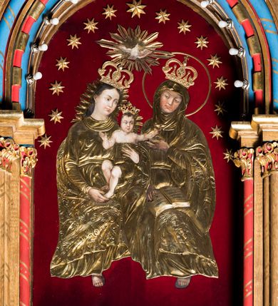 Zdjęcie nr 4: Trójosiowy ołtarz przyścienny uzyskał formę architektonicznej nastawy jednokondygnacyjnej ze zwieńczeniem. Sarkofagowy stipes ołtarzowy wsparto na profilowanym cokole, wieńcząc go gzymsem. Wspiera on drewnianą mensę z portatylem. Ołtarz ustawiono na podeście z dwoma gradusami. Retabulum zostało zaopatrzone w wysoki, drewniany cokół zwieńczony dekoracyjną listwą z motywami roślinno-kwiatowymi. Na cokole ustawiono trójosiową predellę. Jej środkową część wydzielono za pomocą wysokich, fazowanych postumentów, pomiędzy którymi znalazła się płycina z połączonymi ze sobą dwiema arkadami, których łuki przechodzą na profilowany wspornik ozdobiony ornamentem roślinno-kwiatowym. Płaskorzeźbiony ornament roślinno-kwiatowy poprowadzono także w świetle arkady. Po bokach widoczne są dwie kolejne, półkoliste arkady z podłuczami wypełnionymi arkaturą o czerwonych polach z płaskorzeźbionym ornamentem kwiatowo-roślinnym. W kondygnacji na osi środkowej usytuowano półkolistą arkadę ze zdwojonymi archiwoltami, wspartymi na podwójnych półkolumnach, o prostych bazach i kapitelach z motywem roślinnym. Arkadę flankują postumenty z półkoliście zamkniętymi płycinami o zielonych polach, wypełnionych płaskorzeźbionymi, skrzydlatymi główkami aniołków i motywami roślinnymi. Ponad gzymsem znalazły się półkoliste muszle. Arkadę zdobi biegnący po zewnętrznej ornament utworzony ze stylizowanych liści oraz szyszek, przedzielony na osi krzyżem. We wnętrz arkady umieszczono obraz w kształcie prostokąta zakończony półkoliście z przedstawieniem św. Anny Samotrzeć, dekorowany sukienką wotywną, nałożoną na aksamitne tło. Obraz zasłaniają dwie zasuwy z przedstawieniem Matki Boskiej Nieustającej Pomocy i św. Józefa. Poniżej obrazu widoczny jest parapet cokołu wprowadzonego w dolnej części arkady. Arkadę wieńczy belkowanie wyłamane na osi w formie nadwieszonego trójkąta, wsparte na dwóch  postumentach. Szczyt dekoruje ornament roślinny z motywem kół oraz ćwierci półkolistych muszli i stylizowany neogotycki kwiaton. Postumenty, wypełnione zaślepionym maswerkiem, ponad gzymsem przechodzą w dwie czworoboczne fiale, zakończone ostrosłupowym zwieńczeniem dekorowanym żabkami i kwiatonami, przechodzącymi w krzyże o trójlistnie zakończonych ramionach. W dolnych częściach fial usytuowano wycinane, trójlistne, zielone płyciny z motywem koniczyny przechodzące w listewki zakończone trójlistnie. Pomiędzy fialami wypiętrzono zwieńczenie utworzone z ostrołukowej arkady wspartej na zdwojonych półkolumnach. Na szczycie arkady umieszczono stylizowany neogotycki kwiaton, a po bokach płaskorzeźbione ornamenty kwiatowo-roślinne. Pod arkadą w polu zwieńczenia umieszczono prostokątny obraz zamknięty półkoliście z przedstawieniem Archanioła Rafała i Tobiasza. W osiach bocznych retabulum na poziomie kondygnacji znalazły się dwie wnęki arkadowe wsparte na kolumnach o roślinnych kapitelach i prostych bazach, umieszczonych na niskich cokołach. Całość została wsparta na cokoliku dekorowanym ornamentem roślinnym. Półkoliste arkady wypełniono pseudogotyckim maswerkiem. We wnękach ustawiono pełnoplastyczne rzeźby św. Zachariasza i św. Elżbiety. Powyżej usytuowano dekoracyjne zwieńczenie nawiązujące do pseudogotyckich fial z trzema sterczynami.