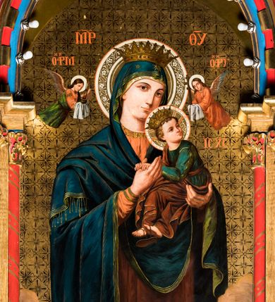 Zdjęcie nr 14: Trójosiowy ołtarz przyścienny uzyskał formę architektonicznej nastawy jednokondygnacyjnej ze zwieńczeniem. Sarkofagowy stipes ołtarzowy wsparto na profilowanym cokole, wieńcząc go gzymsem. Wspiera on drewnianą mensę z portatylem. Ołtarz ustawiono na podeście z dwoma gradusami. Retabulum zostało zaopatrzone w wysoki, drewniany cokół zwieńczony dekoracyjną listwą z motywami roślinno-kwiatowymi. Na cokole ustawiono trójosiową predellę. Jej środkową część wydzielono za pomocą wysokich, fazowanych postumentów, pomiędzy którymi znalazła się płycina z połączonymi ze sobą dwiema arkadami, których łuki przechodzą na profilowany wspornik ozdobiony ornamentem roślinno-kwiatowym. Płaskorzeźbiony ornament roślinno-kwiatowy poprowadzono także w świetle arkady. Po bokach widoczne są dwie kolejne, półkoliste arkady z podłuczami wypełnionymi arkaturą o czerwonych polach z płaskorzeźbionym ornamentem kwiatowo-roślinnym. W kondygnacji na osi środkowej usytuowano półkolistą arkadę ze zdwojonymi archiwoltami, wspartymi na podwójnych półkolumnach, o prostych bazach i kapitelach z motywem roślinnym. Arkadę flankują postumenty z półkoliście zamkniętymi płycinami o zielonych polach, wypełnionych płaskorzeźbionymi, skrzydlatymi główkami aniołków i motywami roślinnymi. Ponad gzymsem znalazły się półkoliste muszle. Arkadę zdobi biegnący po zewnętrznej ornament utworzony ze stylizowanych liści oraz szyszek, przedzielony na osi krzyżem. We wnętrz arkady umieszczono obraz w kształcie prostokąta zakończony półkoliście z przedstawieniem św. Anny Samotrzeć, dekorowany sukienką wotywną, nałożoną na aksamitne tło. Obraz zasłaniają dwie zasuwy z przedstawieniem Matki Boskiej Nieustającej Pomocy i św. Józefa. Poniżej obrazu widoczny jest parapet cokołu wprowadzonego w dolnej części arkady. Arkadę wieńczy belkowanie wyłamane na osi w formie nadwieszonego trójkąta, wsparte na dwóch  postumentach. Szczyt dekoruje ornament roślinny z motywem kół oraz ćwierci półkolistych muszli i stylizowany neogotycki kwiaton. Postumenty, wypełnione zaślepionym maswerkiem, ponad gzymsem przechodzą w dwie czworoboczne fiale, zakończone ostrosłupowym zwieńczeniem dekorowanym żabkami i kwiatonami, przechodzącymi w krzyże o trójlistnie zakończonych ramionach. W dolnych częściach fial usytuowano wycinane, trójlistne, zielone płyciny z motywem koniczyny przechodzące w listewki zakończone trójlistnie. Pomiędzy fialami wypiętrzono zwieńczenie utworzone z ostrołukowej arkady wspartej na zdwojonych półkolumnach. Na szczycie arkady umieszczono stylizowany neogotycki kwiaton, a po bokach płaskorzeźbione ornamenty kwiatowo-roślinne. Pod arkadą w polu zwieńczenia umieszczono prostokątny obraz zamknięty półkoliście z przedstawieniem Archanioła Rafała i Tobiasza. W osiach bocznych retabulum na poziomie kondygnacji znalazły się dwie wnęki arkadowe wsparte na kolumnach o roślinnych kapitelach i prostych bazach, umieszczonych na niskich cokołach. Całość została wsparta na cokoliku dekorowanym ornamentem roślinnym. Półkoliste arkady wypełniono pseudogotyckim maswerkiem. We wnękach ustawiono pełnoplastyczne rzeźby św. Zachariasza i św. Elżbiety. Powyżej usytuowano dekoracyjne zwieńczenie nawiązujące do pseudogotyckich fial z trzema sterczynami.