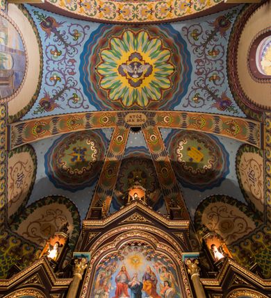 Zdjęcie nr 18: Orientowany kościół pw. Wszystkich Świętych w Wieprzu został wzniesiony w układzie trójnawowej hali z prostokątnym prezbiterium zamkniętym płaską apsydą na przedłużeniu nawy głównej, flankowanego od południa kaplicą, a od północy piętrową zakrystią. Od zachodu do trójprzęsłowego korpusu nawowego dostawiono nieznacznie wysuniętą do przodu czworoboczną wieżę, flankowaną po bokach dwoma aneksami tej samej wysokości, co nawa i aneksy przy prezbiterium. Całość nakryto miedzianym dachem siodłowym. Przy końcu nawy od wschodu na dachu nadwieszono sygnaturkę w formie latarni zwieńczonej ostrosłupowym hełmem. Elewacje zewnętrzne przeprute półokrągłymi oknami artykułowano za pomocą pilastrów o prostych głowicach wspartych na wysoki cokołach połączonych ze sobą gzymsem, podtrzymujących fazowane belkowanie przechodzące w profilowany gzyms koronujący. Elewacje wieży podzielona na dwie strefy rozdzielone belkowaniem wyłamanym w partii masywu wieżowego. W dolnej strefie w przyziemiu urządzono kruchtę, do której wejście na osi flankowane jest masywnym portalem utworzonym z dwóch czworobocznych podpór wspierających trójkątny przyczółek, ponad którym przepruto półokrągłe okno. Ponad gzymsem, w górnej strefie, zastosowano podział ramowy, ujmujący okulus, który pełni partię cokołową wspierającą flankujące górną część wieży pary pilastrów na każdej z czterech elewacji. Pilastry ustawione na postumentach o gładkich trzonach i kompozytowych głowicach wspierają fazowane belkowanie przechodzące w gzyms koronujący. Pomiędzy pilastrami przepruto półokrągłe okna z umieszczonymi nad nimi trójkątnymi przyczółkami. Gzyms został wyłamany na każdej z osi środkowej, tworząc miejsce dla tarcz zegarowych. Wieżę zwieńczono baniastym hełmem z czworoboczną latarnią nakrytą cebulastym zwieńczeniem z krzyżem. Nawa główna otwiera się do naw bocznych z każdej strony otwiera się do naw bocznych z każdej strony trzema opilastrowanymi arkadami filarowymi. Wnętrze nakryto sklepieniem krzyżowym. Chór muzyczny zajmuje szerokość całego korpusu nawowego, wspierając się na pięciu arkadach - trzy w nawie głównej i po jednej w nawach bocznych. Balustrada na chórze artykułowana jest płycinami rozdzielonymi niskim postumentami. W prezbiterium ustawiono ołtarz główny, a na zakończeniu naw ołtarze boczne. Dwa ołtarze boczne znalazły się także w części zachodniej nawy południowej i północnej.