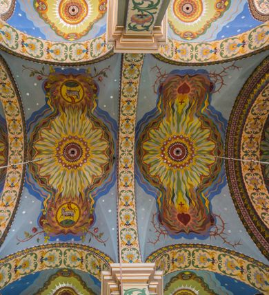 Zdjęcie nr 22: Orientowany kościół pw. Wszystkich Świętych w Wieprzu został wzniesiony w układzie trójnawowej hali z prostokątnym prezbiterium zamkniętym płaską apsydą na przedłużeniu nawy głównej, flankowanego od południa kaplicą, a od północy piętrową zakrystią. Od zachodu do trójprzęsłowego korpusu nawowego dostawiono nieznacznie wysuniętą do przodu czworoboczną wieżę, flankowaną po bokach dwoma aneksami tej samej wysokości, co nawa i aneksy przy prezbiterium. Całość nakryto miedzianym dachem siodłowym. Przy końcu nawy od wschodu na dachu nadwieszono sygnaturkę w formie latarni zwieńczonej ostrosłupowym hełmem. Elewacje zewnętrzne przeprute półokrągłymi oknami artykułowano za pomocą pilastrów o prostych głowicach wspartych na wysoki cokołach połączonych ze sobą gzymsem, podtrzymujących fazowane belkowanie przechodzące w profilowany gzyms koronujący. Elewacje wieży podzielona na dwie strefy rozdzielone belkowaniem wyłamanym w partii masywu wieżowego. W dolnej strefie w przyziemiu urządzono kruchtę, do której wejście na osi flankowane jest masywnym portalem utworzonym z dwóch czworobocznych podpór wspierających trójkątny przyczółek, ponad którym przepruto półokrągłe okno. Ponad gzymsem, w górnej strefie, zastosowano podział ramowy, ujmujący okulus, który pełni partię cokołową wspierającą flankujące górną część wieży pary pilastrów na każdej z czterech elewacji. Pilastry ustawione na postumentach o gładkich trzonach i kompozytowych głowicach wspierają fazowane belkowanie przechodzące w gzyms koronujący. Pomiędzy pilastrami przepruto półokrągłe okna z umieszczonymi nad nimi trójkątnymi przyczółkami. Gzyms został wyłamany na każdej z osi środkowej, tworząc miejsce dla tarcz zegarowych. Wieżę zwieńczono baniastym hełmem z czworoboczną latarnią nakrytą cebulastym zwieńczeniem z krzyżem. Nawa główna otwiera się do naw bocznych z każdej strony otwiera się do naw bocznych z każdej strony trzema opilastrowanymi arkadami filarowymi. Wnętrze nakryto sklepieniem krzyżowym. Chór muzyczny zajmuje szerokość całego korpusu nawowego, wspierając się na pięciu arkadach - trzy w nawie głównej i po jednej w nawach bocznych. Balustrada na chórze artykułowana jest płycinami rozdzielonymi niskim postumentami. W prezbiterium ustawiono ołtarz główny, a na zakończeniu naw ołtarze boczne. Dwa ołtarze boczne znalazły się także w części zachodniej nawy południowej i północnej.